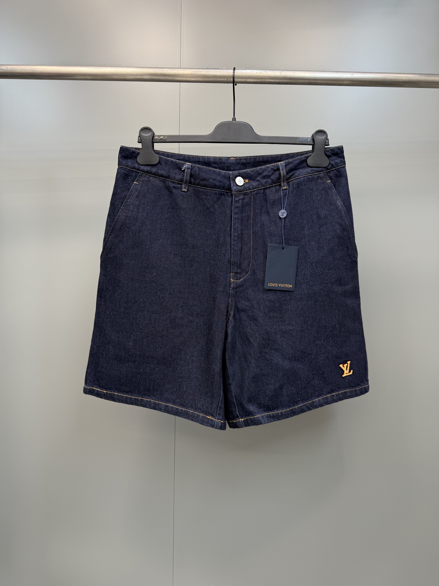 NO:852898,Lujia 26ss new denim shorts with original color denim and vegetable tanned leather. The side seams of the trouser legs are decorated with original color vegetable tanned leather LV letter leather labels. They will oxidize and change color as you wear them. This is normal!  ,Louis Vuitton-clothing,louis vuitton,louis vuitton,louis vuitton,louis vuitton,shorts,19860909驴家26ss新款原色丹宁植鞣革皮标牛仔短裤,裤脚侧缝点缀原色植鞣革LV字母皮标,会随穿着氧化变色,正常现象！,路易威登-服装,louis vuitton,louis vuitton,louis vuitton,louis vuitton,shorts,,Women's clothing