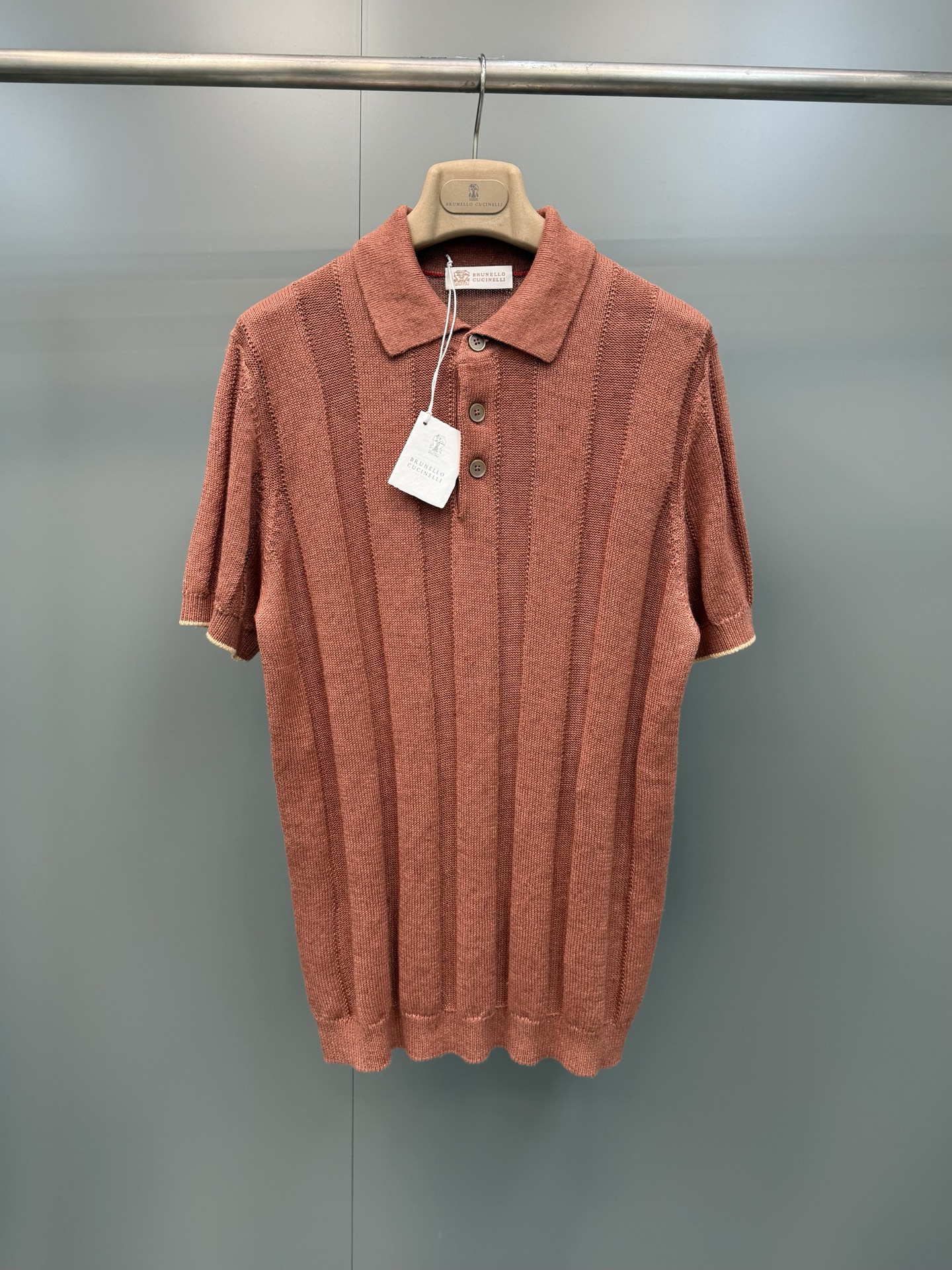 NO:852815,The new BC ribbed knitted polo shirt, BC's selected yarn and hand-knitting craftsmanship, reinterprets the iconic style of this long-sleeved casual polo shirt. The linen and cotton blended knitted fabric has a light texture and a natural mottled finish, which complements the chic taste of the wide ribs and adds freshness and handsomeness to sunny weather. The standard version sublimates the enjoyment of comfortable wearing.  Material. A blend of two natural fibers, linen and cotton, creates this fabric with slightly uneven thickness. The unique graining effect of linen enriches the delicate and fresh texture of the fabric, making the T-shirt lighter and more pleasant on the upper body. Hand wash only. Lay flat on a horizontal surface to dry, iron at medium temperature. Can also be dry cleaned. Detailed shirt-style collar, button open collar, regular shoulder design  Rib knitted cuffs and ribbed hem, fabric 77 linen, 23 cotton, men's clothing, shirts, tees, t-shirt,19860909新品BC罗纹针织马球衫,BC的精选纱线和手工针织匠艺,重新诠释了这款长袖休闲马球衫的标志风格,亚麻和棉纱混纺针织出质感轻盈,带自然斑驳的饰面,与宽罗纹的别致品味相得益彰,并为晴朗天气添增一份清新与帅气.标准版型则升华了舒适穿着的享受. 材料.亚麻与棉两种天然纤维混纺打造了这款厚度略微不均匀的面料.亚麻特有的粒纱效果丰富了面料的精致,清新质感,让T恤衫更轻盈,上身更宜人.只可手洗.在水平台面上平铺晾干,中温熨烫.也可以干洗.细节衬衫式领子,钮扣开领常规肩部设计 罗纹编织袖口和下摆罗纹,面料77亚麻,23棉,男装,shirts,tees，t-shirt,,Women's clothing