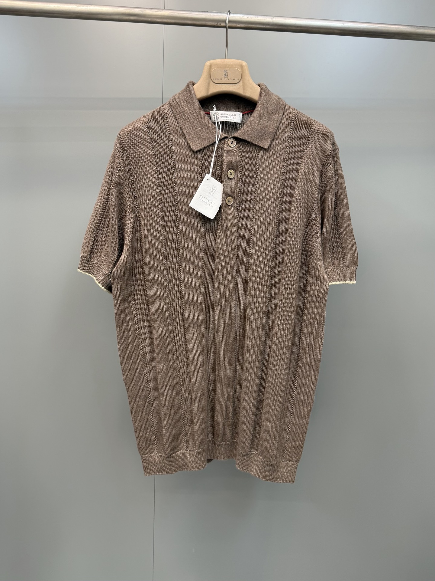NO:852869,The new BC ribbed knitted polo shirt, BC's selected yarn and hand-knitting craftsmanship, reinterprets the iconic style of this long-sleeved casual polo shirt. The linen and cotton blended knitted fabric has a light texture and a natural mottled finish, which complements the chic taste of the wide ribs and adds freshness and handsomeness to sunny weather. The standard version sublimates the enjoyment of comfortable wearing.  Material. A blend of two natural fibers, linen and cotton, creates this fabric with slightly uneven thickness. The unique graining effect of linen enriches the delicate and fresh texture of the fabric, making the T-shirt lighter and more pleasant on the upper body. Hand wash only. Lay flat on a horizontal surface to dry, iron at medium temperature. Can also be dry cleaned. Detailed shirt-style collar, button open collar, regular shoulder design  Rib knitted cuffs and ribbed hem, fabric 77 linen, 23 cotton, men's clothing, shirts, tees, t-shirt,19860909新品BC罗纹针织马球衫,BC的精选纱线和手工针织匠艺,重新诠释了这款长袖休闲马球衫的标志风格,亚麻和棉纱混纺针织出质感轻盈,带自然斑驳的饰面,与宽罗纹的别致品味相得益彰,并为晴朗天气添增一份清新与帅气.标准版型则升华了舒适穿着的享受. 材料.亚麻与棉两种天然纤维混纺打造了这款厚度略微不均匀的面料.亚麻特有的粒纱效果丰富了面料的精致,清新质感,让T恤衫更轻盈,上身更宜人.只可手洗.在水平台面上平铺晾干,中温熨烫.也可以干洗.细节衬衫式领子,钮扣开领常规肩部设计 罗纹编织袖口和下摆罗纹,面料77亚麻,23棉,男装,shirts,tees，t-shirt,,Women's clothing