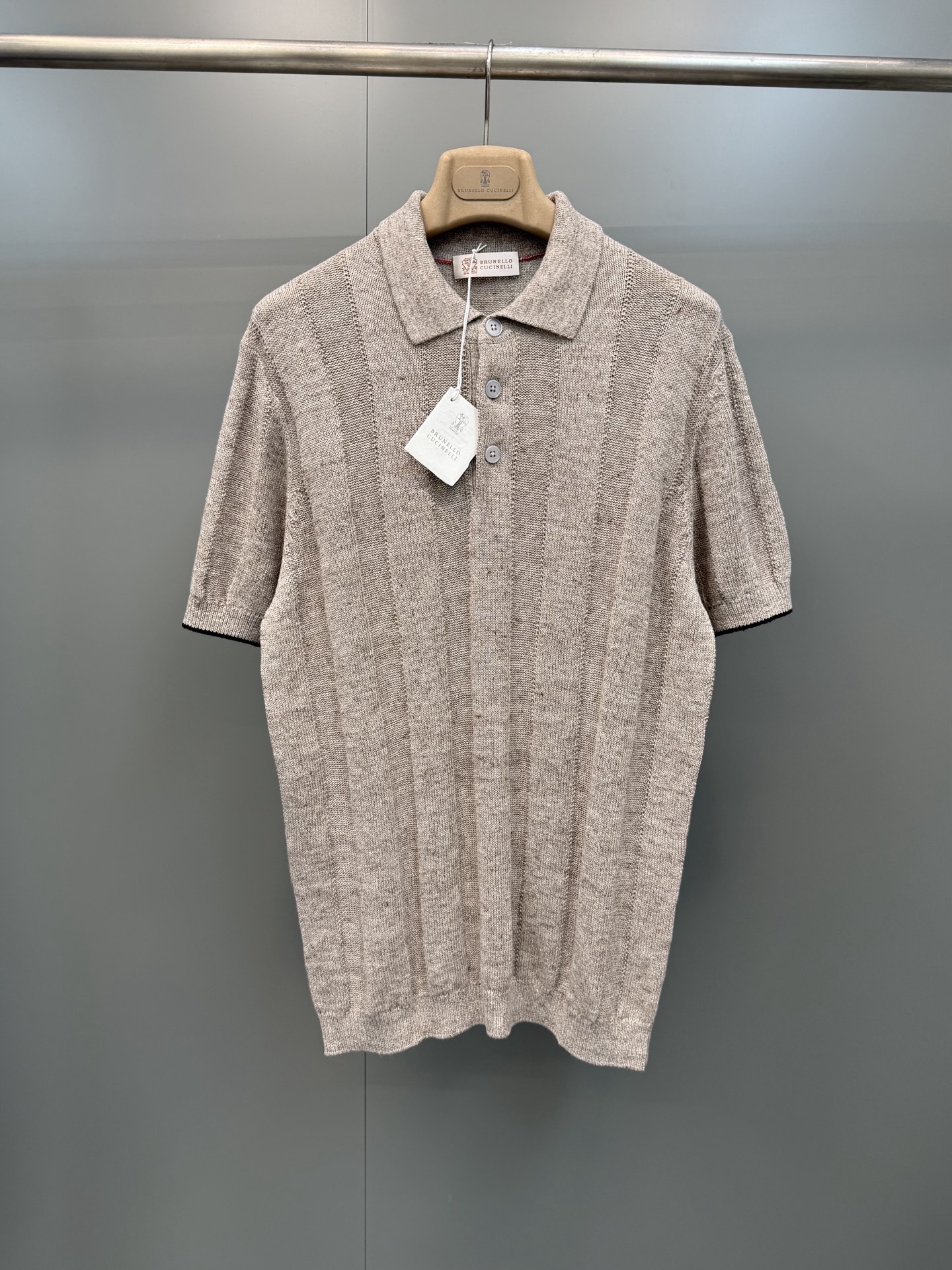 NO:852798,The new BC ribbed knitted polo shirt, BC's selected yarn and hand-knitting craftsmanship, reinterprets the iconic style of this long-sleeved casual polo shirt. The linen and cotton blended knitted fabric has a light texture and a natural mottled finish, which complements the chic taste of the wide ribs and adds freshness and handsomeness to sunny weather. The standard version sublimates the enjoyment of comfortable wearing.  Material. A blend of two natural fibers, linen and cotton, creates this fabric with slightly uneven thickness. The unique graining effect of linen enriches the delicate and fresh texture of the fabric, making the T-shirt lighter and more pleasant on the upper body. Hand wash only. Lay flat on a horizontal surface to dry, iron at medium temperature. Can also be dry cleaned. Detailed shirt-style collar, button open collar, regular shoulder design  Rib knitted cuffs and ribbed hem, fabric 77 linen, 23 cotton, men's clothing, shirts, tees, t-shirt,19860909新品BC罗纹针织马球衫,BC的精选纱线和手工针织匠艺,重新诠释了这款长袖休闲马球衫的标志风格,亚麻和棉纱混纺针织出质感轻盈,带自然斑驳的饰面,与宽罗纹的别致品味相得益彰,并为晴朗天气添增一份清新与帅气.标准版型则升华了舒适穿着的享受. 材料.亚麻与棉两种天然纤维混纺打造了这款厚度略微不均匀的面料.亚麻特有的粒纱效果丰富了面料的精致,清新质感,让T恤衫更轻盈,上身更宜人.只可手洗.在水平台面上平铺晾干,中温熨烫.也可以干洗.细节衬衫式领子,钮扣开领常规肩部设计 罗纹编织袖口和下摆罗纹,面料77亚麻,23棉,男装,shirts,tees，t-shirt,,Women's clothing