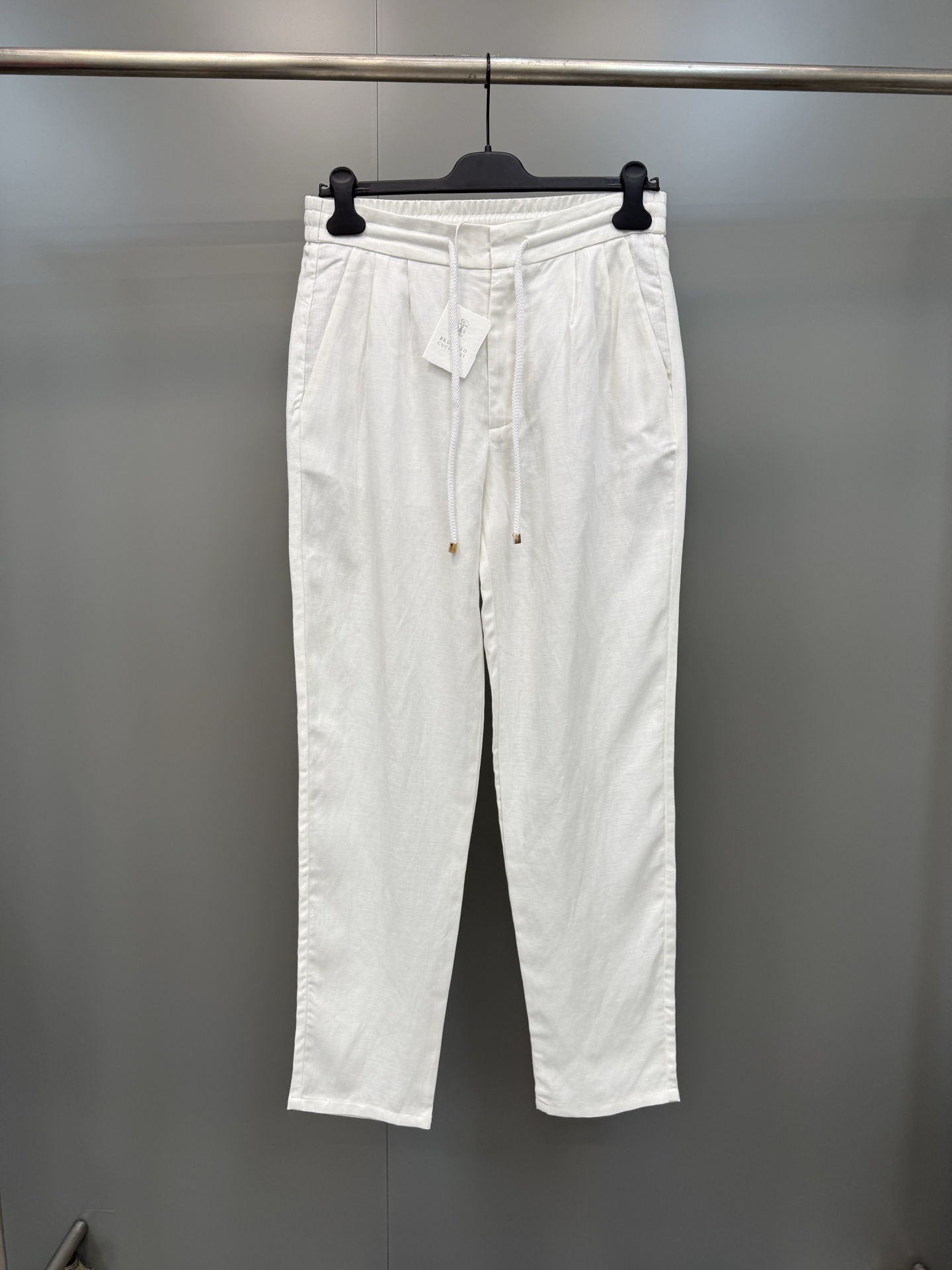 NO:852850,New BC drawstring linen trousers, material linen gabardine is a refreshing and light fabric, very suitable for summer wear. Garment dyeing makes the color of the trousers show a slightly faded effect and produces irregular color levels at the seams and edges. Maximum washing temperature 30, do not bleach, do not use the dryer, iron at medium temperature. Details are matched with metal hooks, buckles and drawstring zipper fly, 'American' double pleats on the front pockets, piping back pockets, simple trouser cuffs. Fabric linen, men's clothing,19860909新品BC拉绳亚麻长裤,材料亚麻华达呢是一种清爽又轻盈的面料,非常适合夏季穿着,成衣染色使裤装的颜色呈现一种略微褪色效果,并在接缝和边缘处产生不规则的色彩层次.最高洗涤温度30,不可漂白,不可使用烘干机,中温熨烫.细节搭配金属挂钩,搭扣和拉绳的拉链门襟,'美式'前口袋双褶,滚边后口袋,简单裤口.面料亚麻,男装,,Women's clothing