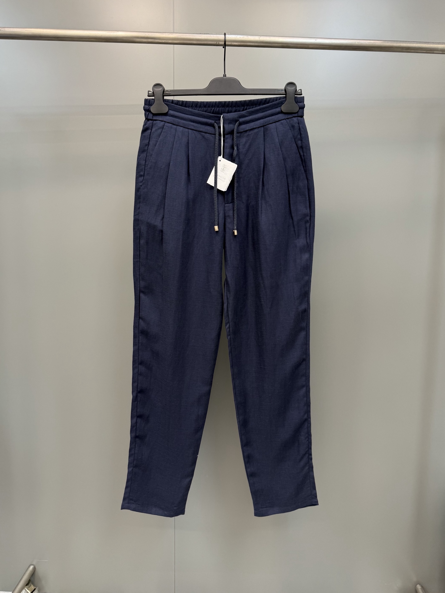 NO:852832,New BC drawstring linen trousers, material linen gabardine is a refreshing and light fabric, very suitable for summer wear. Garment dyeing makes the color of the trousers show a slightly faded effect and produces irregular color levels at the seams and edges. Maximum washing temperature 30, do not bleach, do not use the dryer, iron at medium temperature. Details are matched with metal hooks, buckles and drawstring zipper fly, 'American' double pleats on the front pockets, piping back pockets, simple trouser cuffs. Fabric linen, men's clothing,19860909新品BC拉绳亚麻长裤,材料亚麻华达呢是一种清爽又轻盈的面料,非常适合夏季穿着,成衣染色使裤装的颜色呈现一种略微褪色效果,并在接缝和边缘处产生不规则的色彩层次.最高洗涤温度30,不可漂白,不可使用烘干机,中温熨烫.细节搭配金属挂钩,搭扣和拉绳的拉链门襟,'美式'前口袋双褶,滚边后口袋,简单裤口.面料亚麻,男装,,Women's clothing