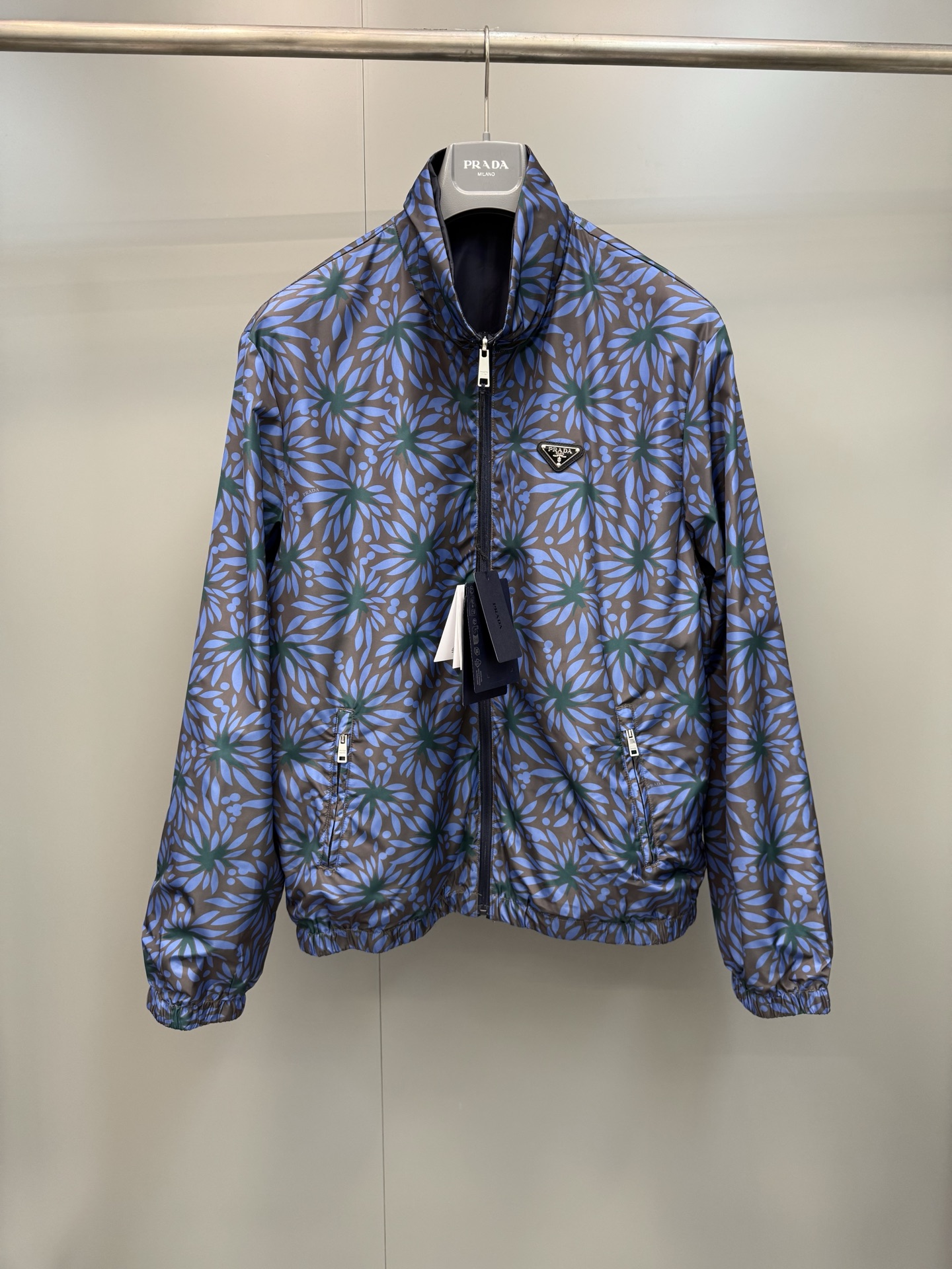 NO:852966,PR Home High Version 26 New Highest Version on the Market The girl inspects the goods, trims the three marks on the threads, and delivers pictures and videos. If you want quality or service, please add me on WeChat. We do not accept urgent orders. A double-sided contrasting jacket made of recycled nylon material. Functional details and unique elements make this garment a pure expression of Prada’s vision., Prada - Clothing, prada, prada, jackets & coats,19860909PR家高版本26新市面最高版本小妹验货、修剪线头上三标、发货可发图及拍视频,要品质要服务的加我微信,不接急单.款双面撞色夹克,采用再生尼龙材质.功能细节和独特元素使这件服装成为Prada愿景的纯粹表达.,普拉达-服装,prada,prada,jackets & coats,,Women's clothing