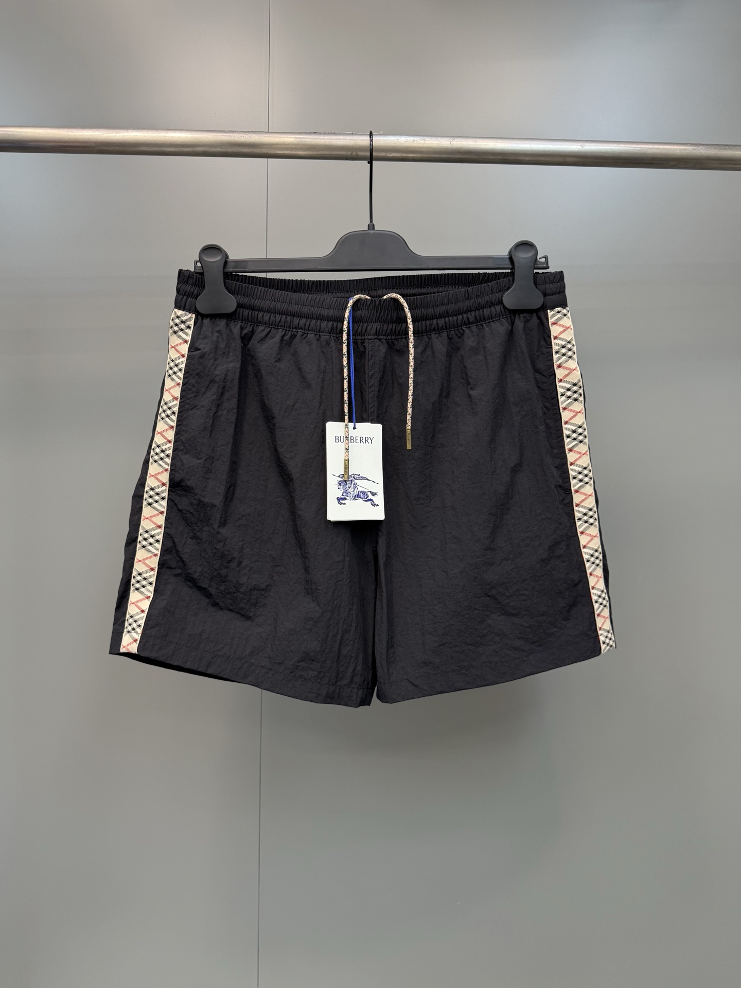 NO:852901,BBR26ss new drawstring swimming trunks, embellished with Burberry plaid decoration, interpreted in the iconic archive beige. It presents a slim fit and is matched with mesh lining., Burberry - Clothing, burberry,19860909BBR26ss新款抽绳式游泳裤,点缀 Burberry 格纹装饰,以标志性典藏米色演绎.呈现修身版型,搭配网眼内衬.,博柏利-服装,burberry,,Women's clothing