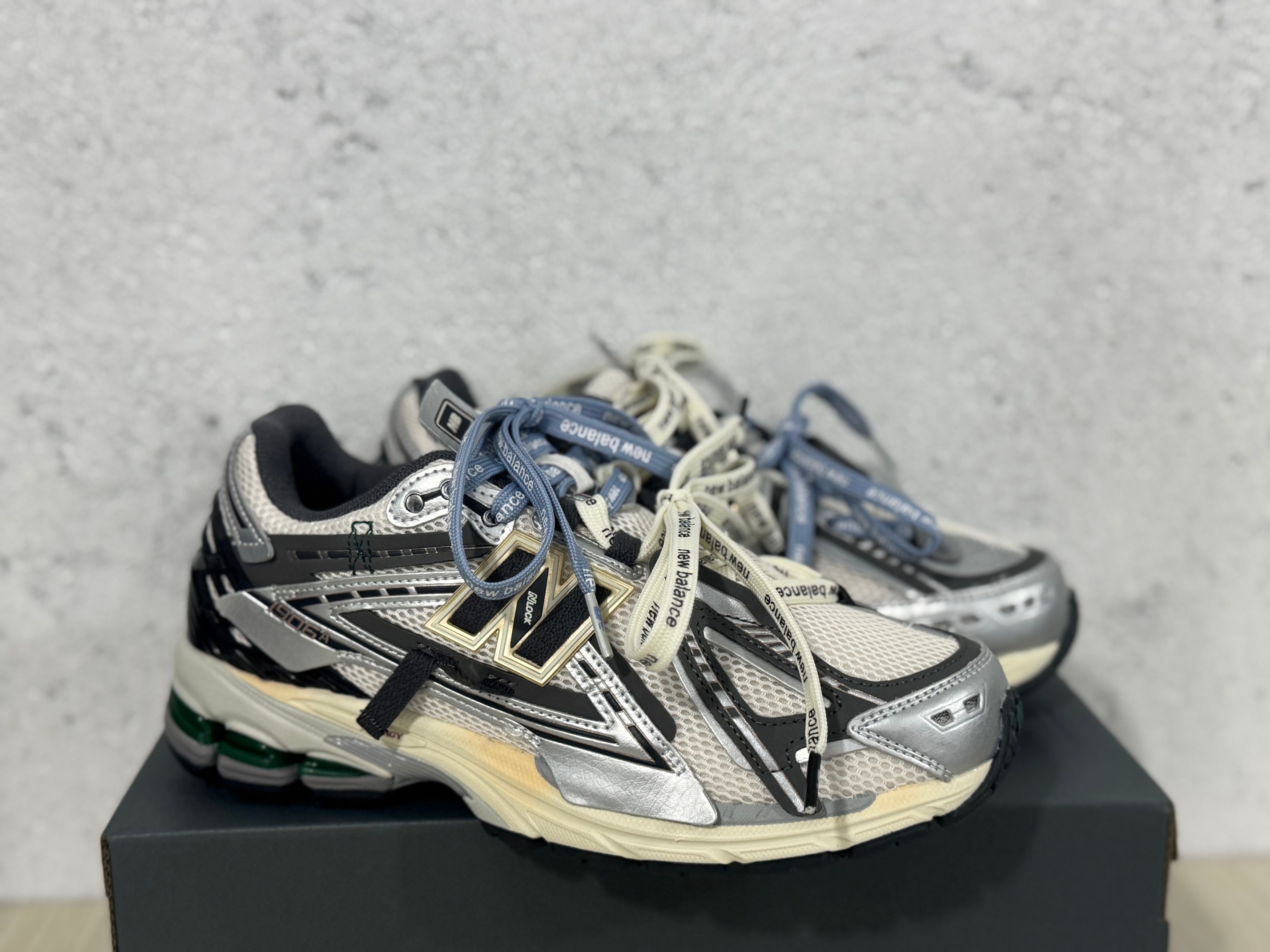 1906A解构款“小翅膀” 公司级✅New Balance M1906A解构款“小翅膀”系列 复古单品宝藏老爹鞋款 公司级 复古元素叠加 质感超级棒 楦版型材料细节做工精细 作为NB最经典的档案鞋型之一 1906有着NB最成熟的技术加持和复古款式,单从造型上来看,依旧是vibe风格,味道很正,细节也很酷,这双1906A无疑必能打入复古跑鞋爱好者的年度鞋款名录