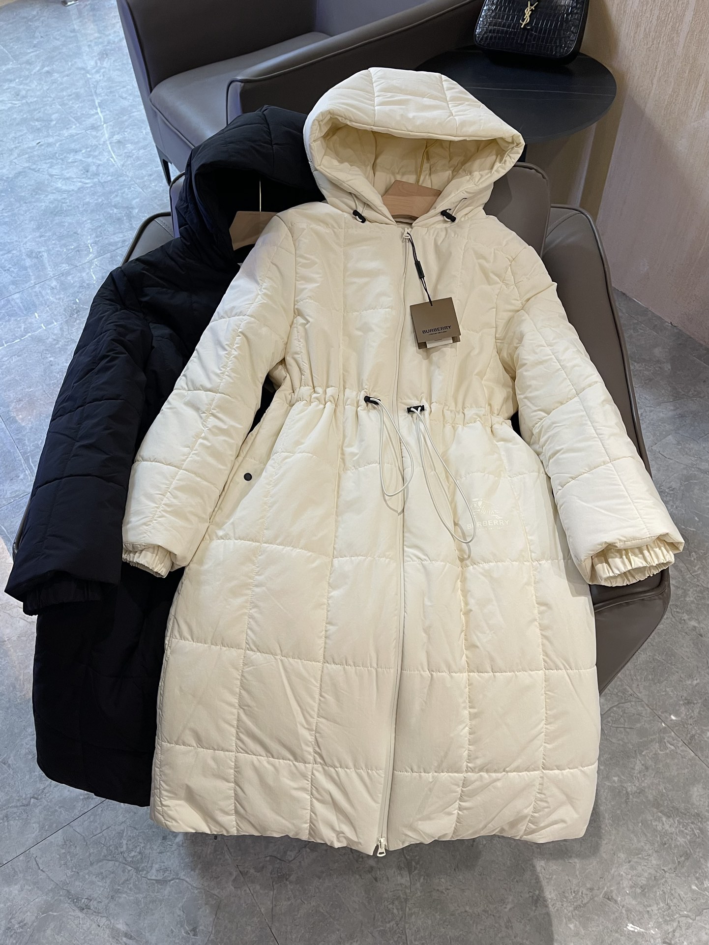 T9958#羽绒服特价‼️
Burberry 经典logo 车格长款抽绳设计 90% 白鸭绒长款羽绒服 