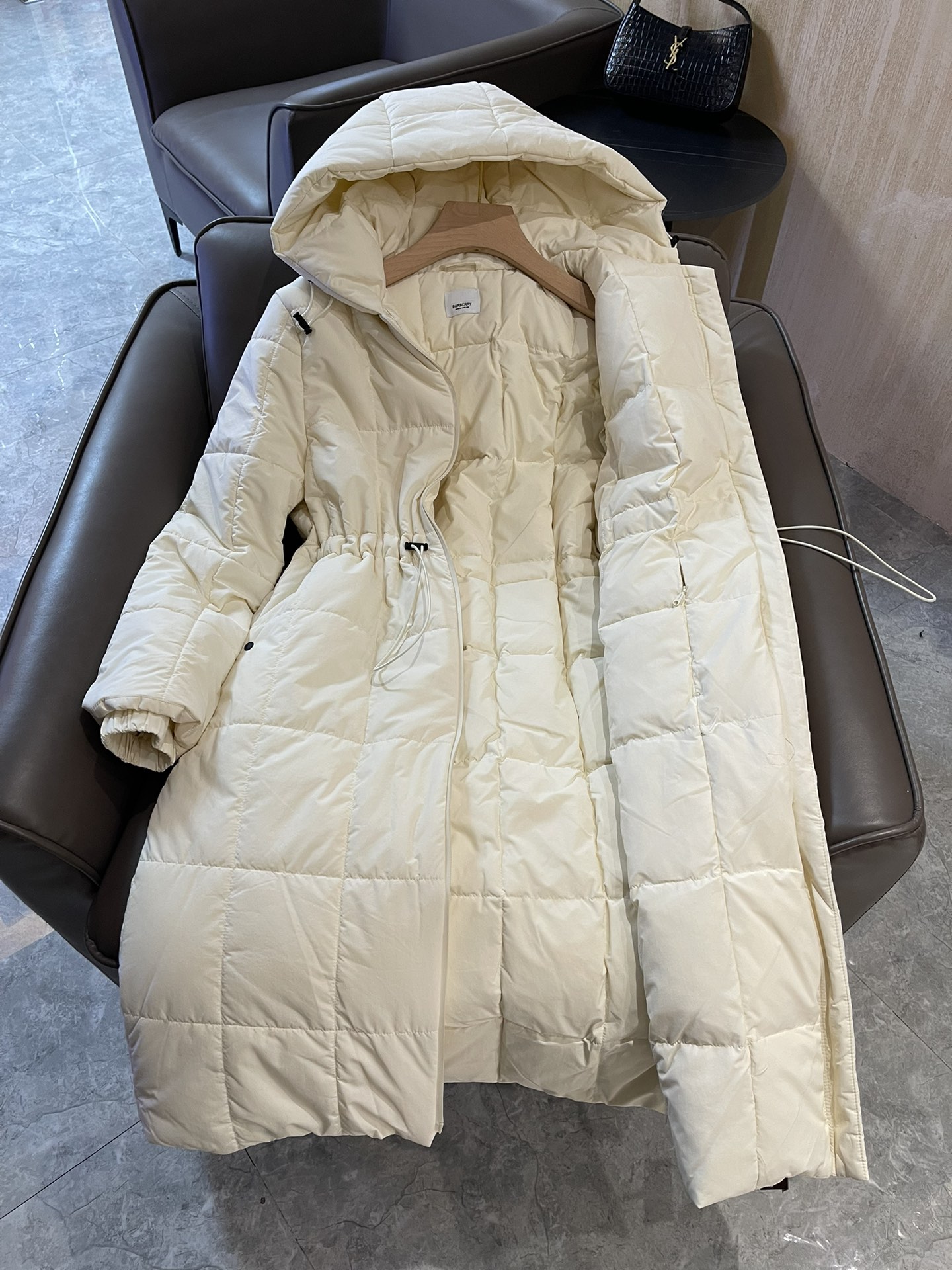 T9958#羽绒服特价‼️
Burberry 经典logo 车格长款抽绳设计 90% 白鸭绒长款羽绒服 