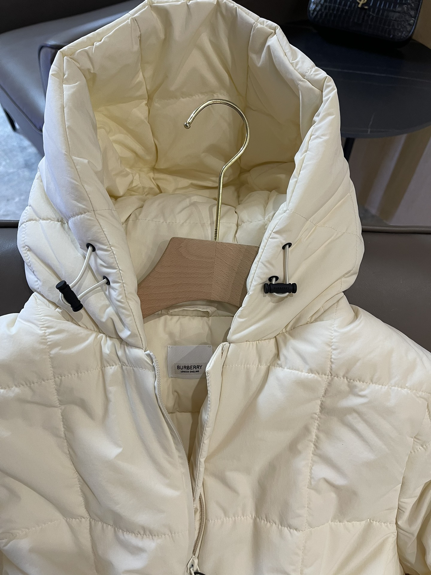 T9958#羽绒服特价‼️
Burberry 经典logo 车格长款抽绳设计 90% 白鸭绒长款羽绒服 