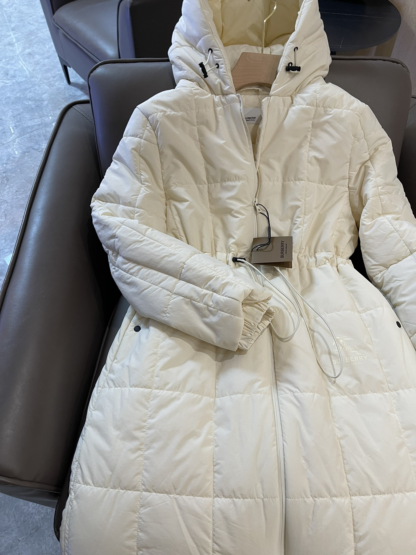 T9958#羽绒服特价‼️
Burberry 经典logo 车格长款抽绳设计 90% 白鸭绒长款羽绒服 