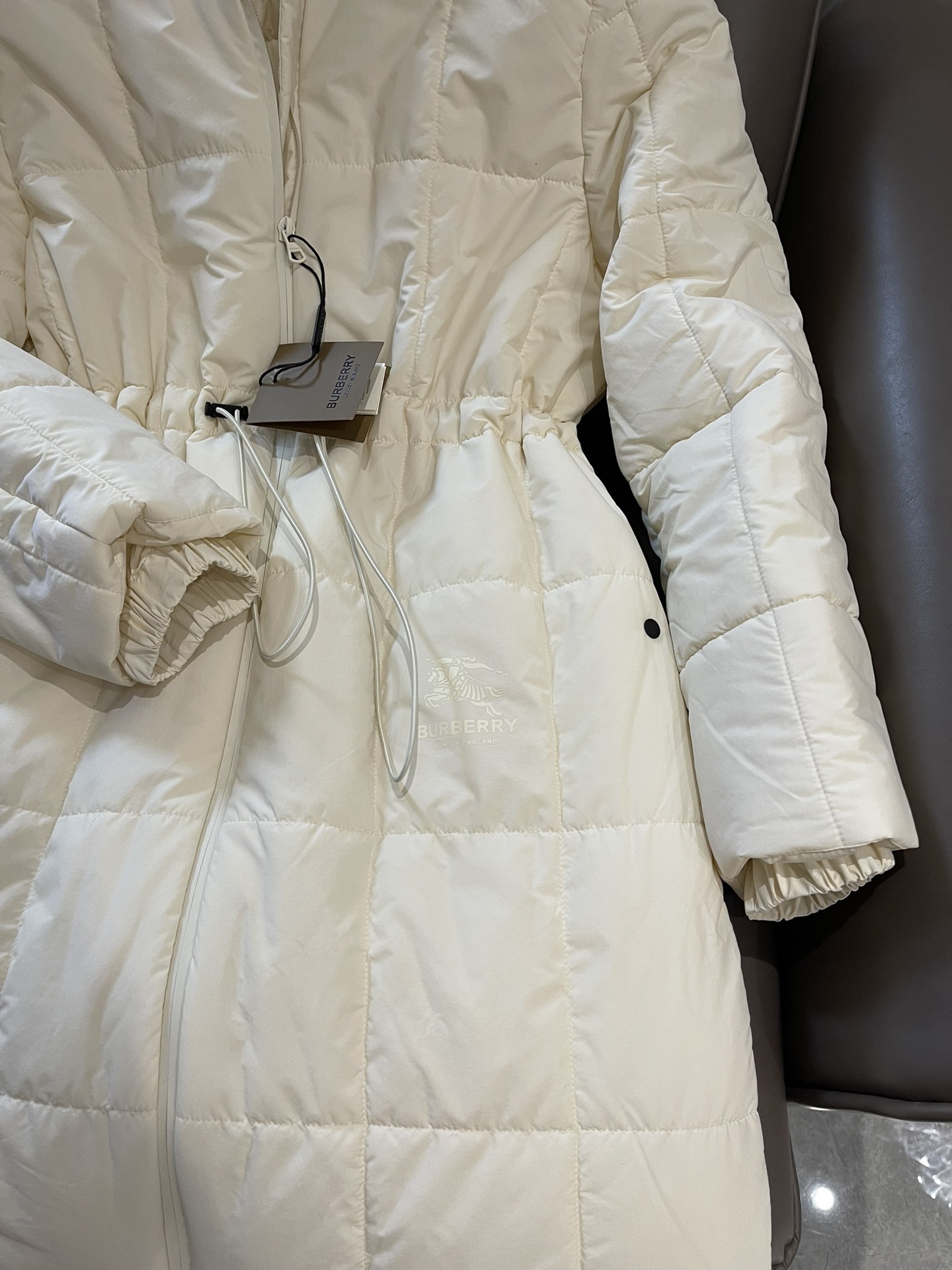 T9958#羽绒服特价‼️
Burberry 经典logo 车格长款抽绳设计 90% 白鸭绒长款羽绒服 