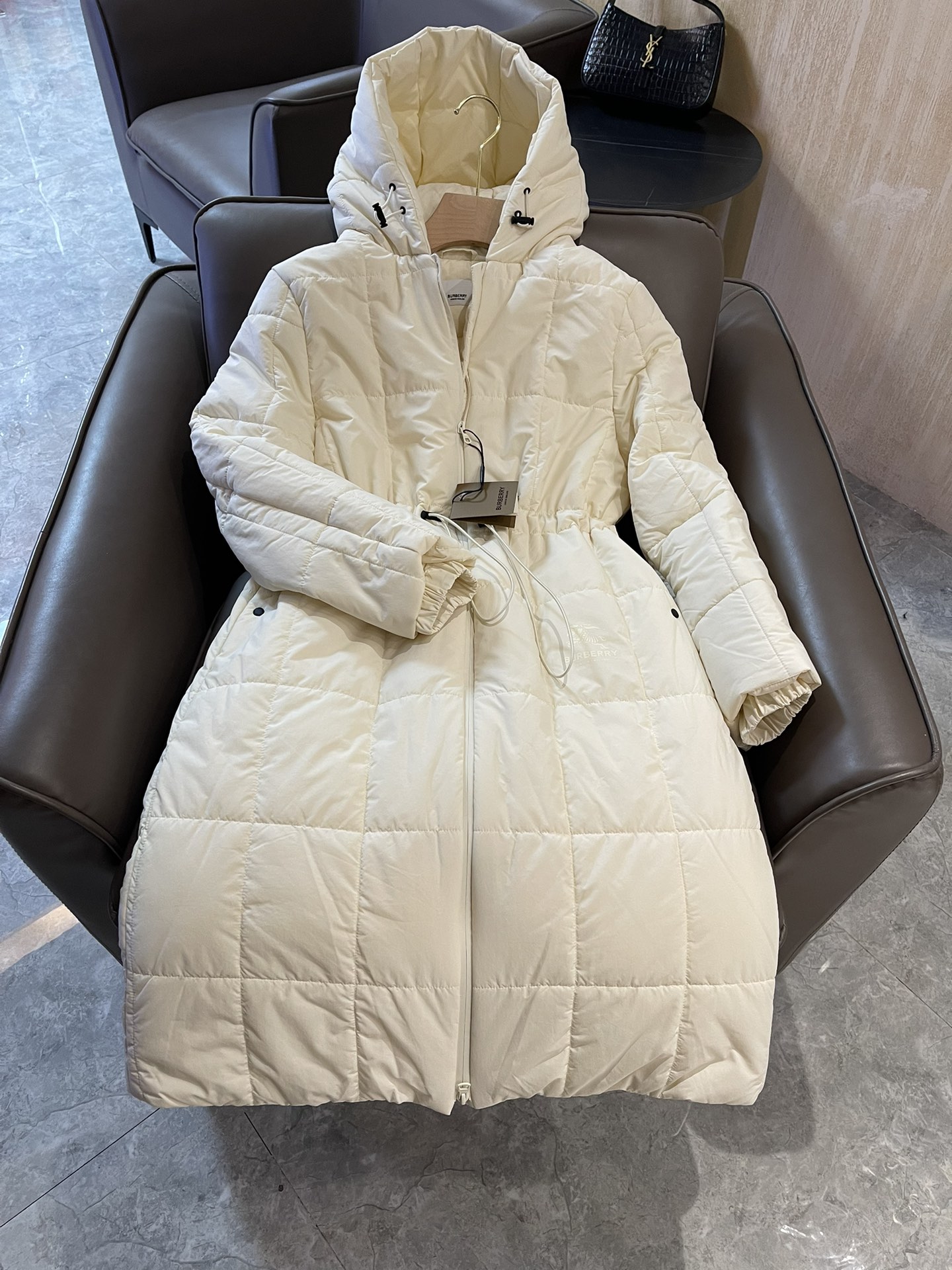 T9958#羽绒服特价‼️
Burberry 经典logo 车格长款抽绳设计 90% 白鸭绒长款羽绒服 