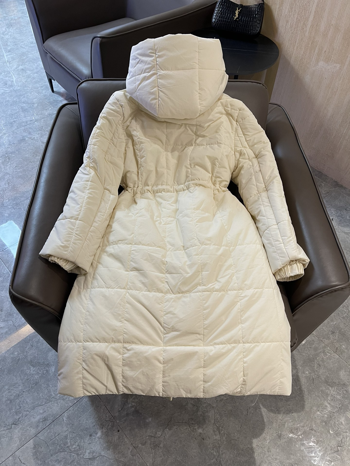 T9958#羽绒服特价‼️
Burberry 经典logo 车格长款抽绳设计 90% 白鸭绒长款羽绒服 