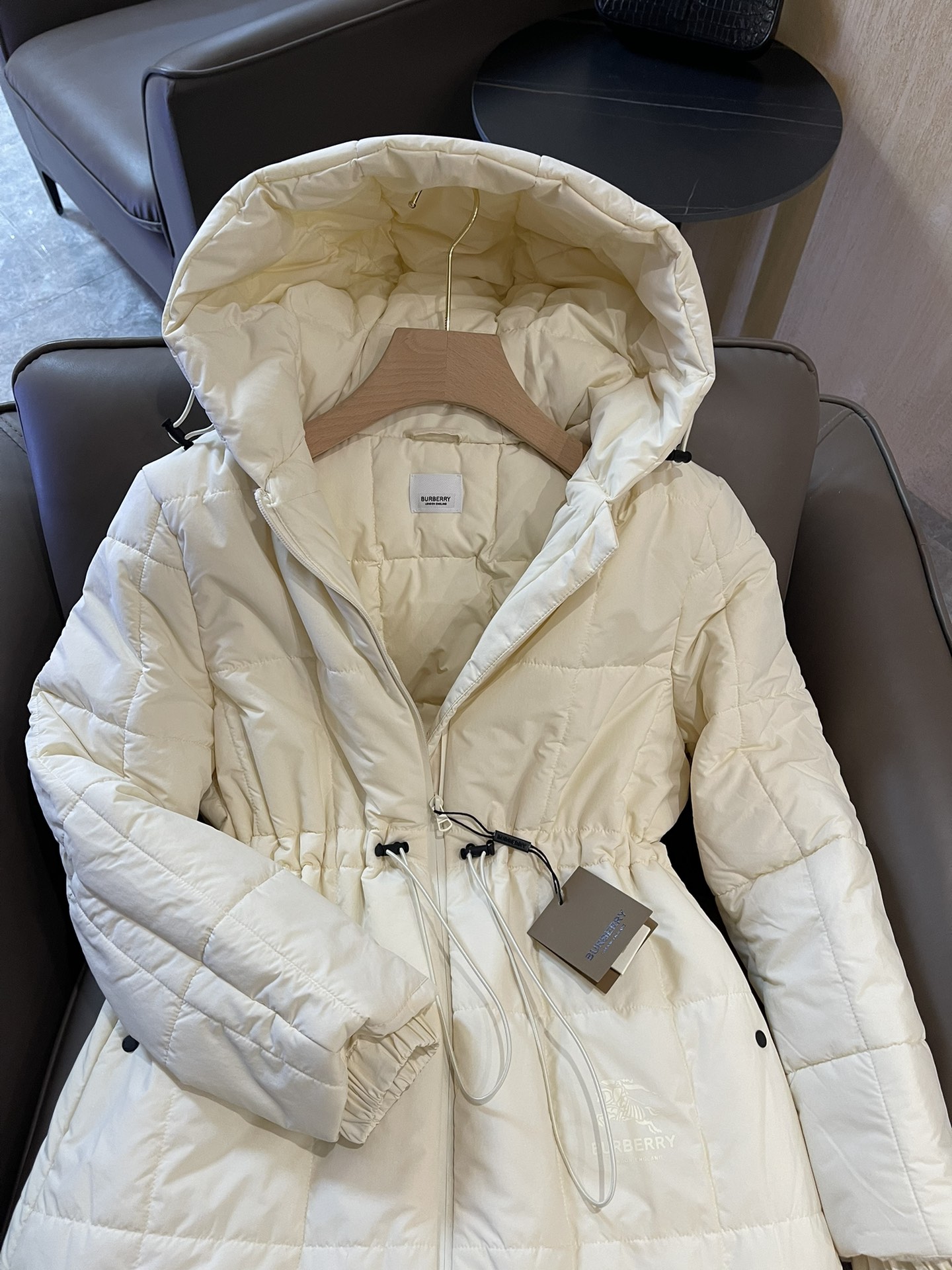 T9958#羽绒服特价‼️
Burberry 经典logo 车格长款抽绳设计 90% 白鸭绒长款羽绒服 