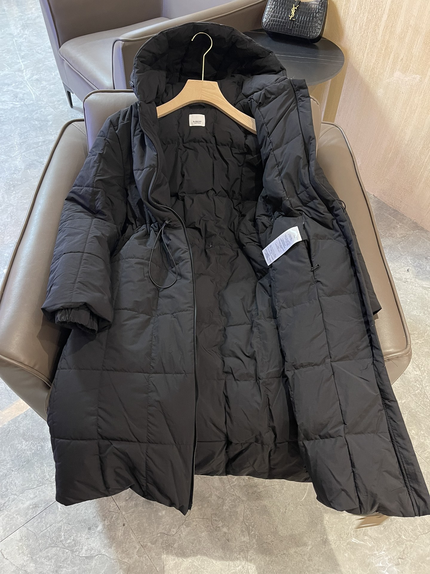 T9958#羽绒服特价‼️
Burberry 经典logo 车格长款抽绳设计 90% 白鸭绒长款羽绒服 