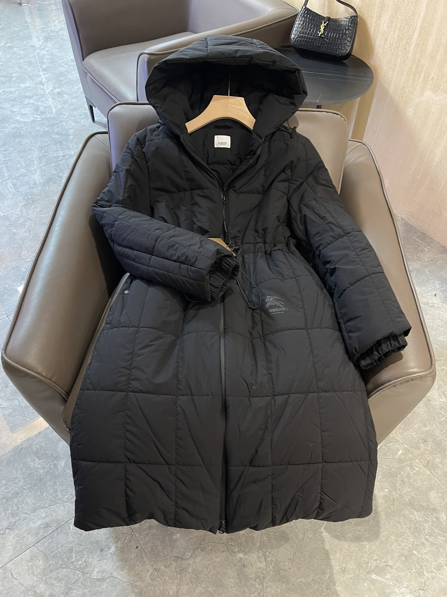 T9958#羽绒服特价‼️
Burberry 经典logo 车格长款抽绳设计 90% 白鸭绒长款羽绒服 