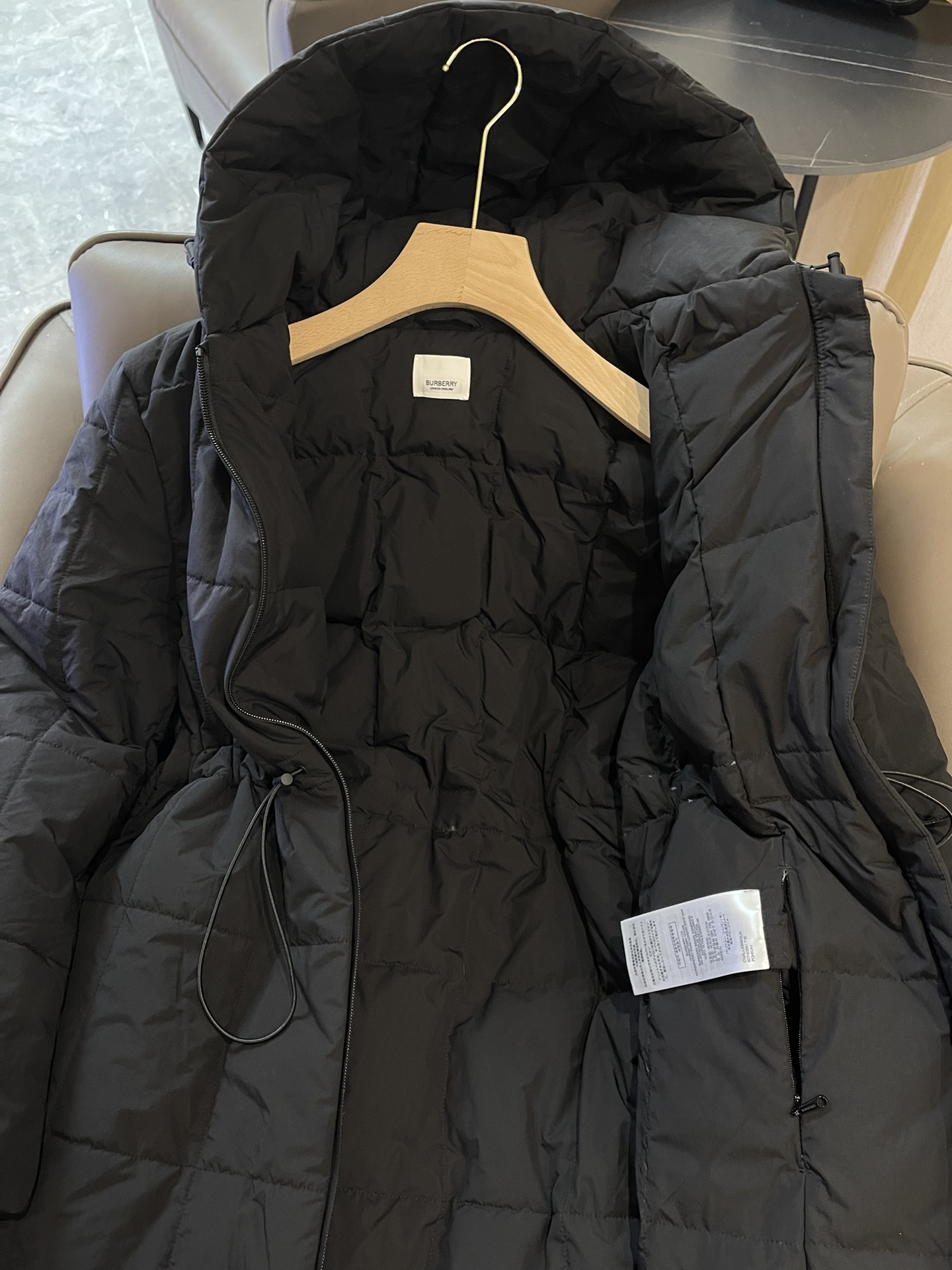 T9958#羽绒服特价‼️
Burberry 经典logo 车格长款抽绳设计 90% 白鸭绒长款羽绒服 