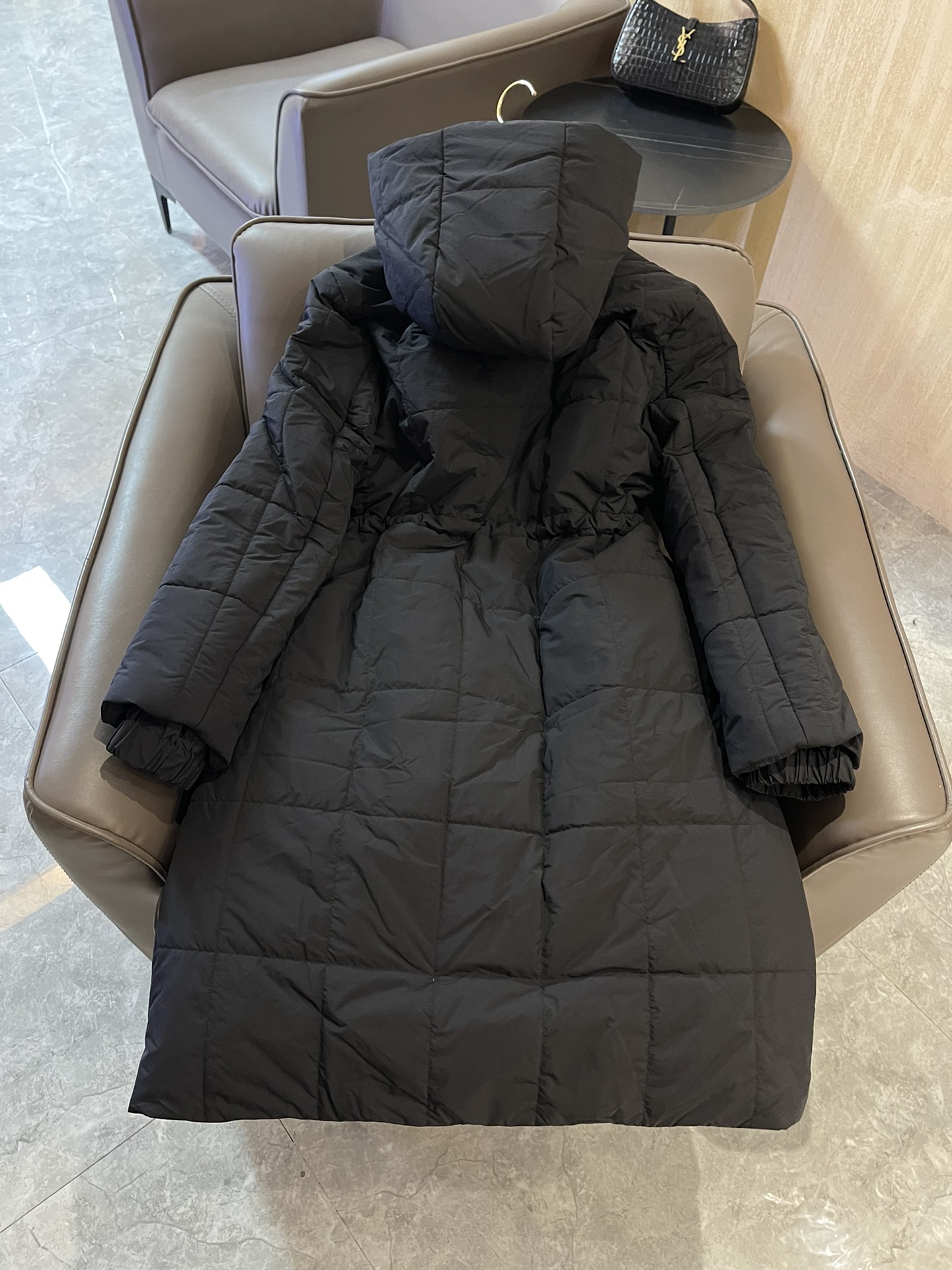 T9958#羽绒服特价‼️
Burberry 经典logo 车格长款抽绳设计 90% 白鸭绒长款羽绒服 