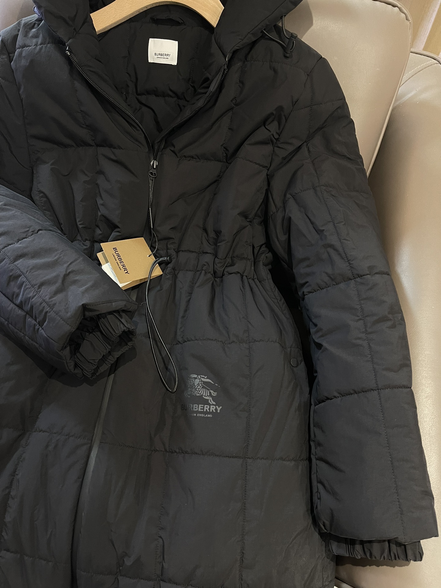 T9958#羽绒服特价‼️
Burberry 经典logo 车格长款抽绳设计 90% 白鸭绒长款羽绒服 