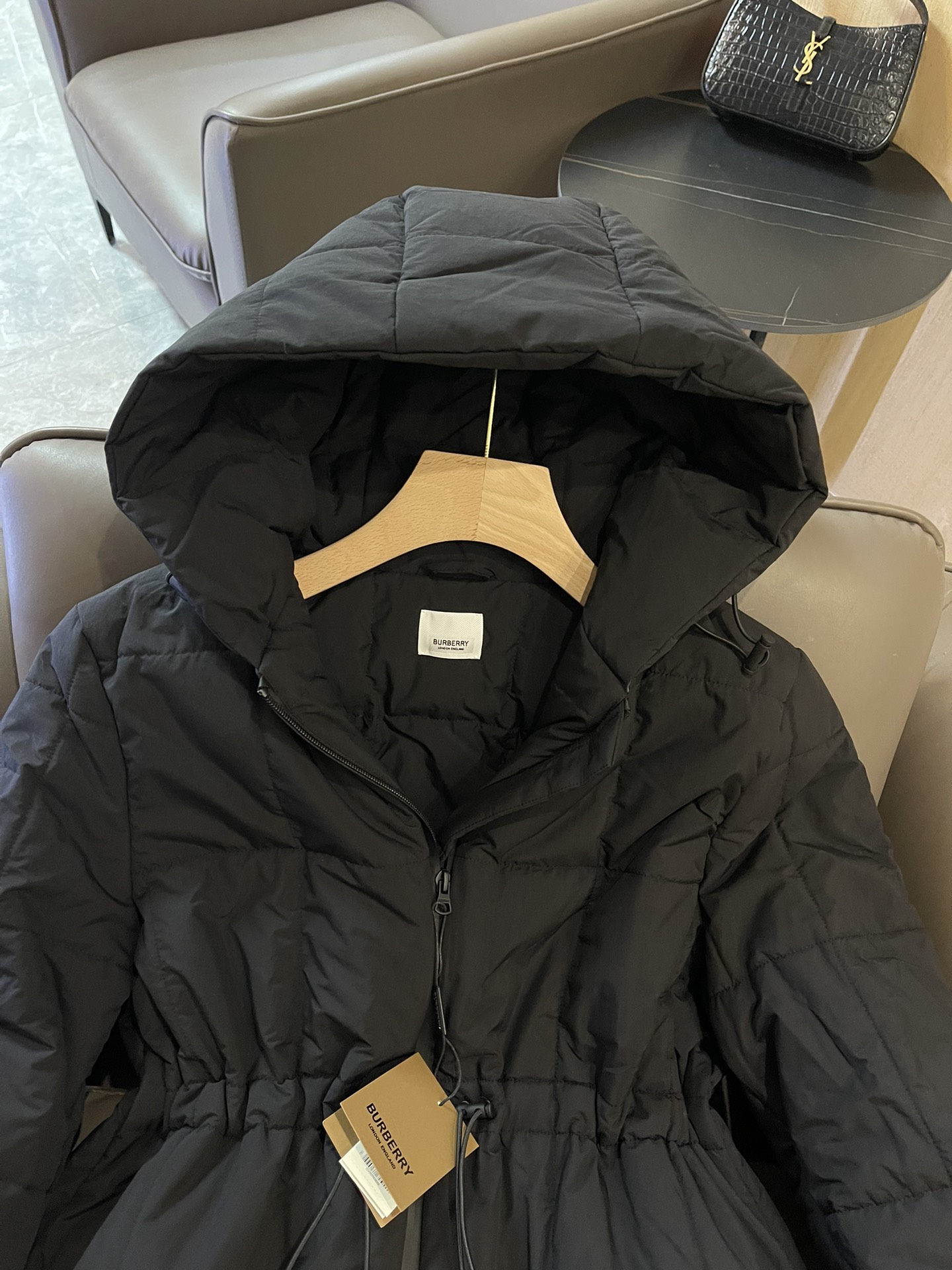 T9958#羽绒服特价‼️
Burberry 经典logo 车格长款抽绳设计 90% 白鸭绒长款羽绒服 