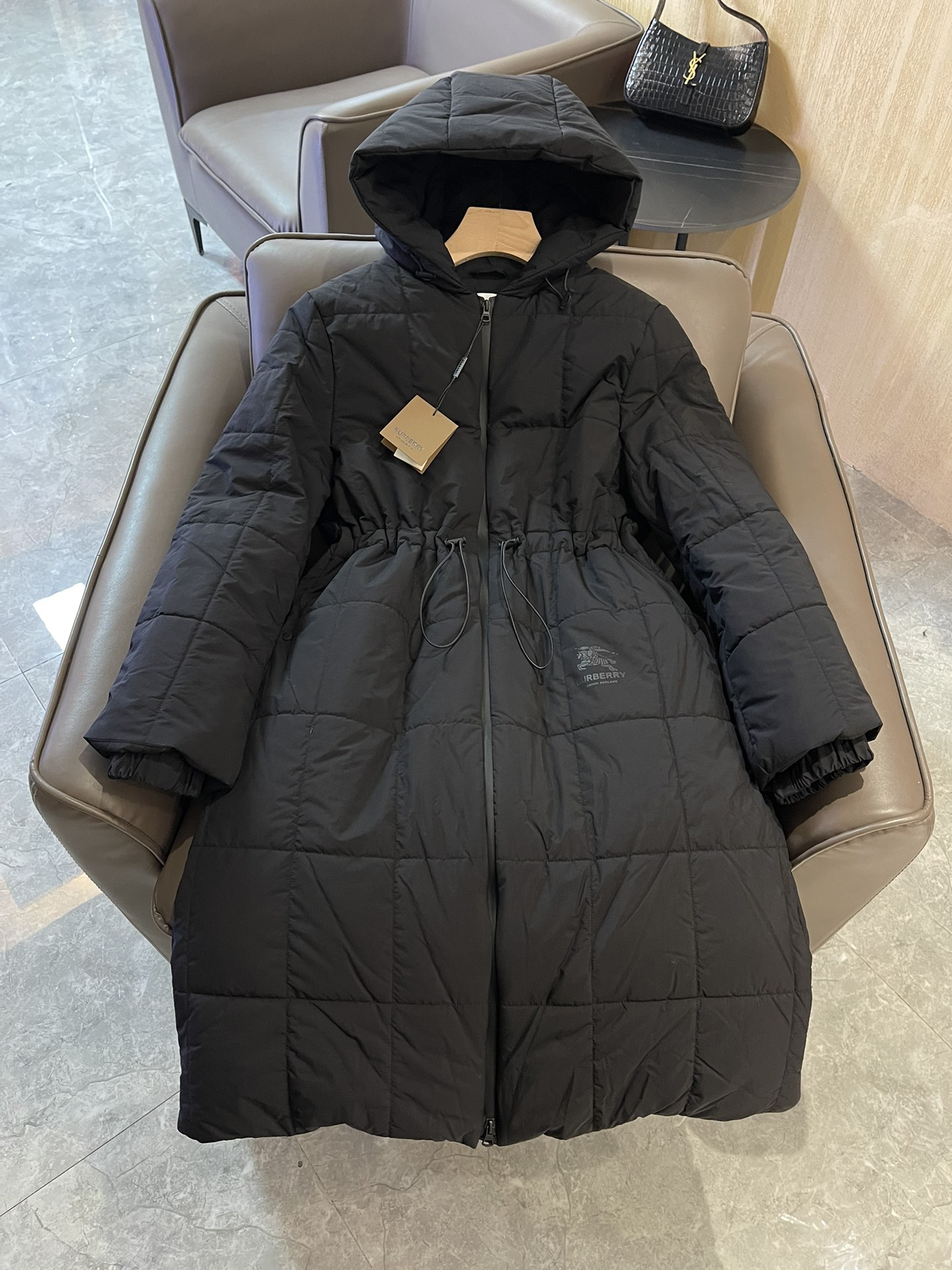 T9958#羽绒服特价‼️
Burberry 经典logo 车格长款抽绳设计 90% 白鸭绒长款羽绒服 