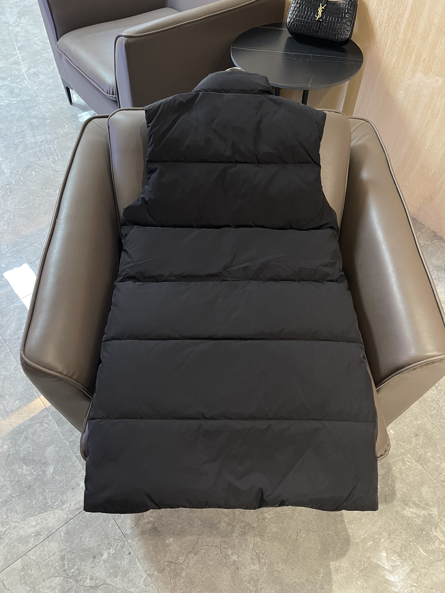 T9982#羽绒服特价‼️S
Prada 立领 三角标 90% 白鹅绒 羽绒马甲 长款 黑色 S
