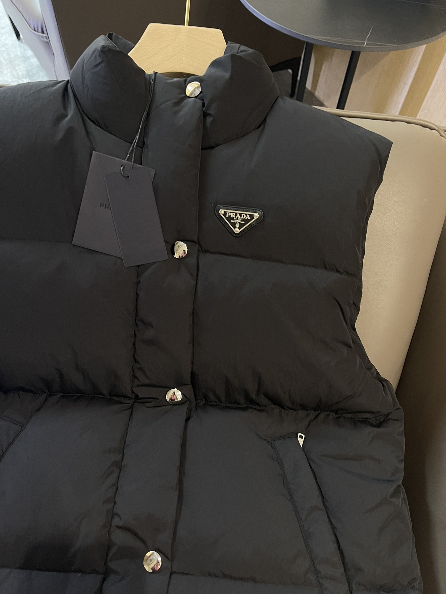 T9982#羽绒服特价‼️S
Prada 立领 三角标 90% 白鹅绒 羽绒马甲 长款 黑色 S
