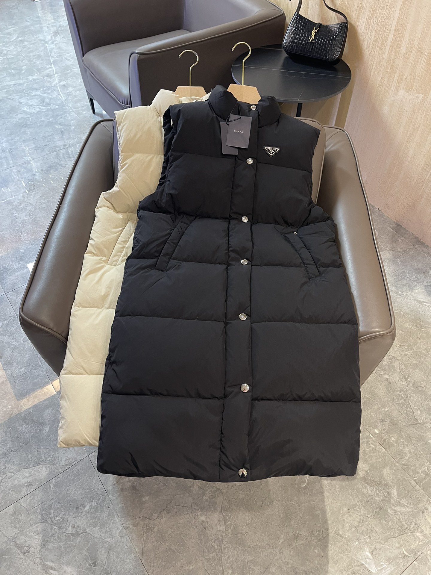 T9982#羽绒服特价‼️S
Prada 立领 三角标 90% 白鹅绒 羽绒马甲 长款 黑色 S