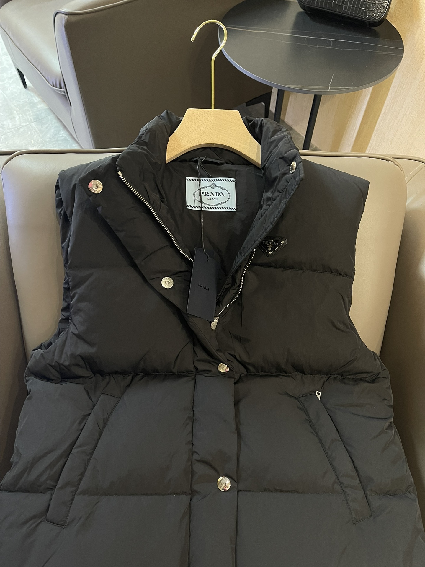 T9982#羽绒服特价‼️S
Prada 立领 三角标 90% 白鹅绒 羽绒马甲 长款 黑色 S