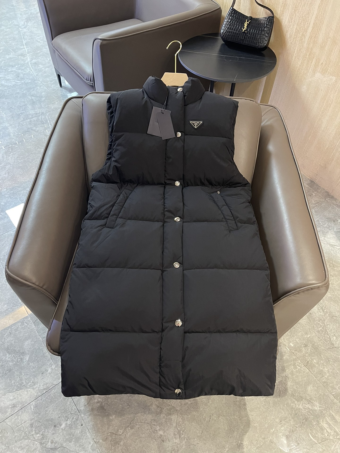 T9982#羽绒服特价‼️S
Prada 立领 三角标 90% 白鹅绒 羽绒马甲 长款 黑色 S
