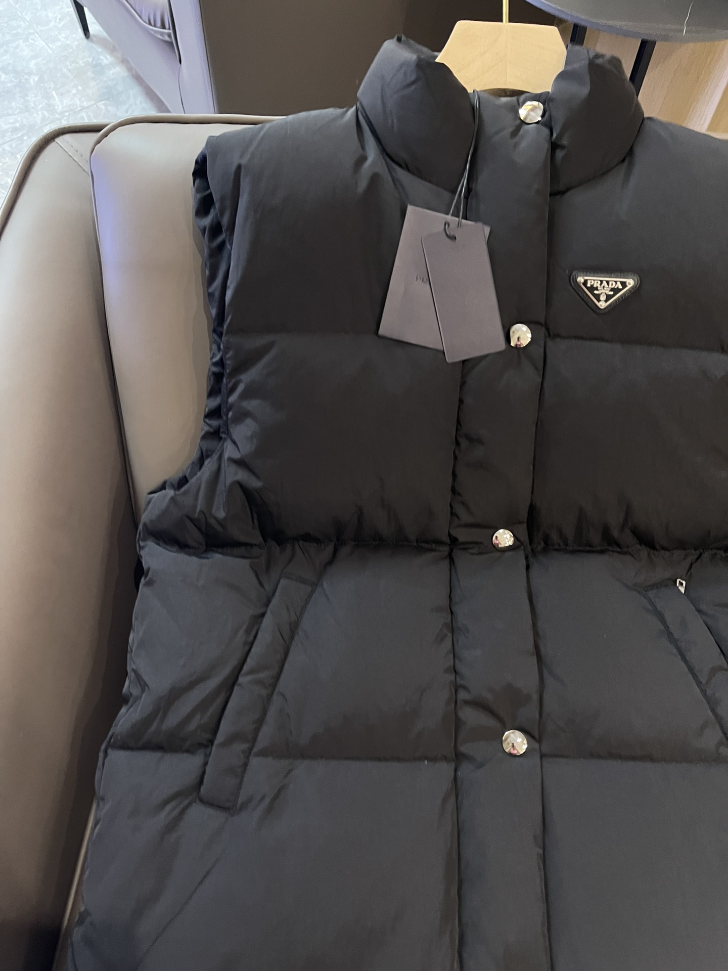 T9982#羽绒服特价‼️S
Prada 立领 三角标 90% 白鹅绒 羽绒马甲 长款 黑色 S