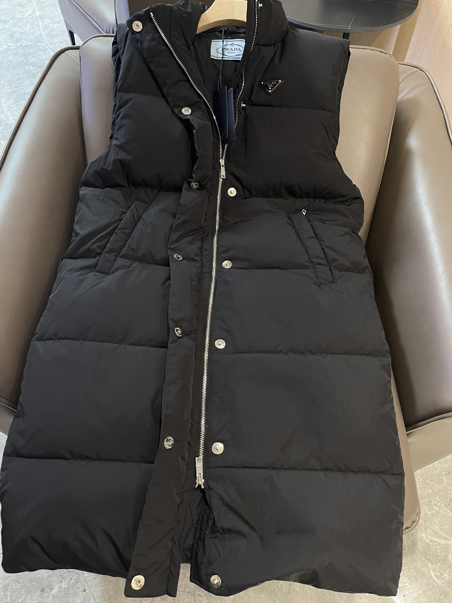 T9982#羽绒服特价‼️S
Prada 立领 三角标 90% 白鹅绒 羽绒马甲 长款 黑色 S
