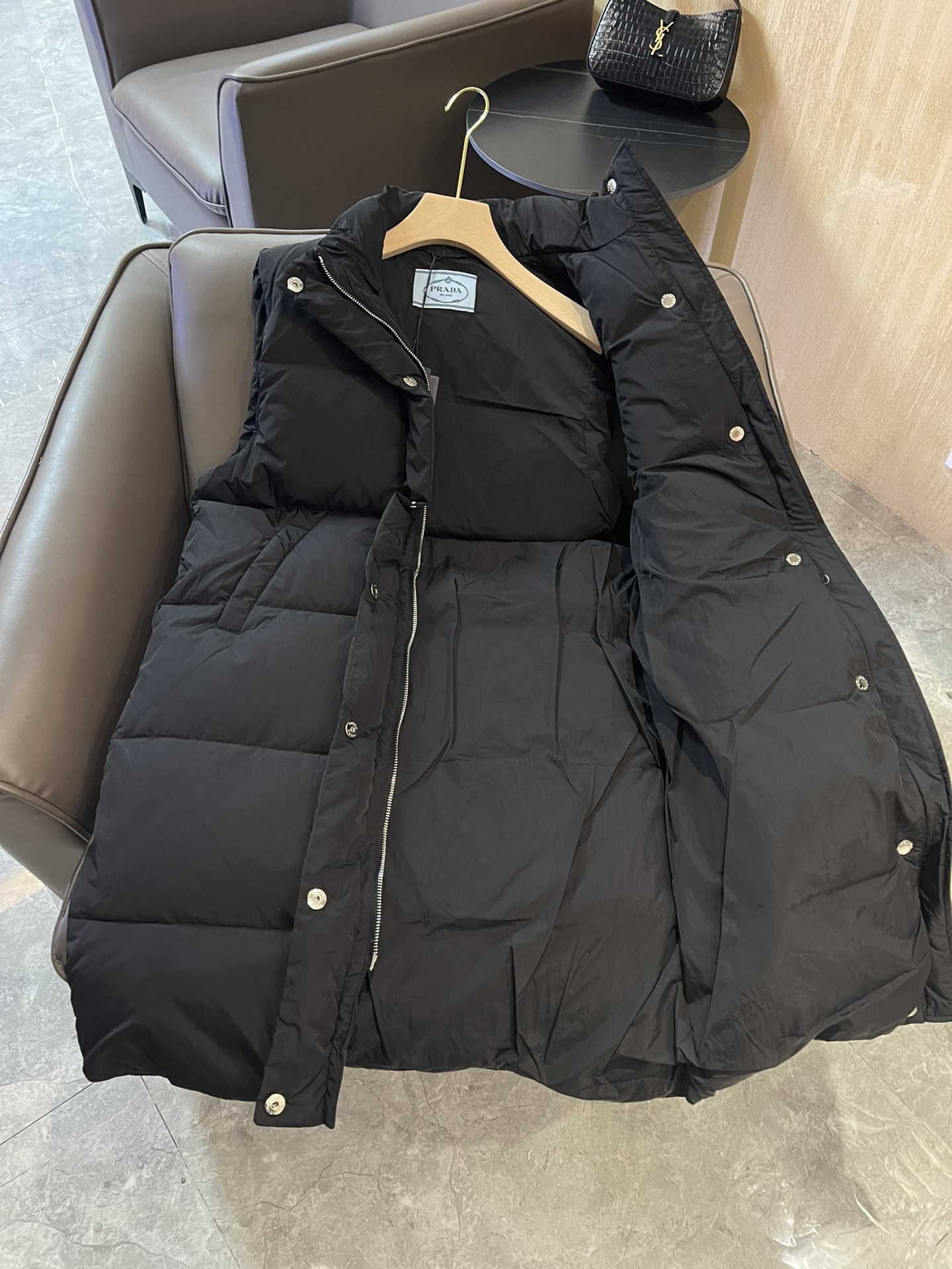 T9982#羽绒服特价‼️S
Prada 立领 三角标 90% 白鹅绒 羽绒马甲 长款 黑色 S