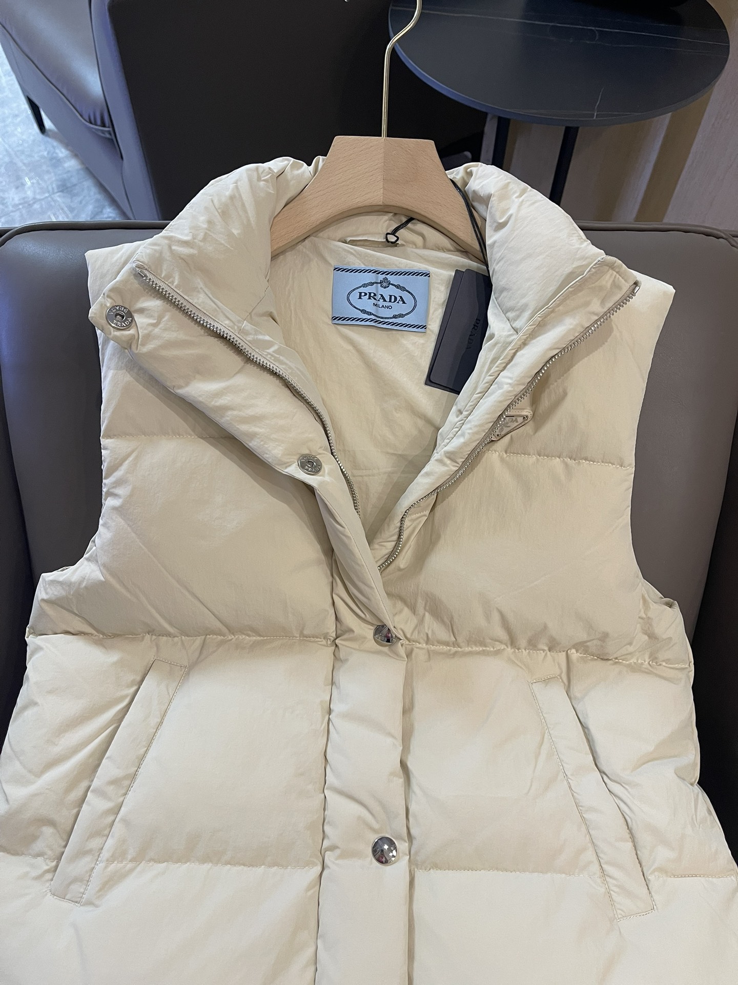 T9982#羽绒服特价‼️SM
Prada 立领 三角标 90% 白鹅绒 羽绒马甲 长款 米色 SM