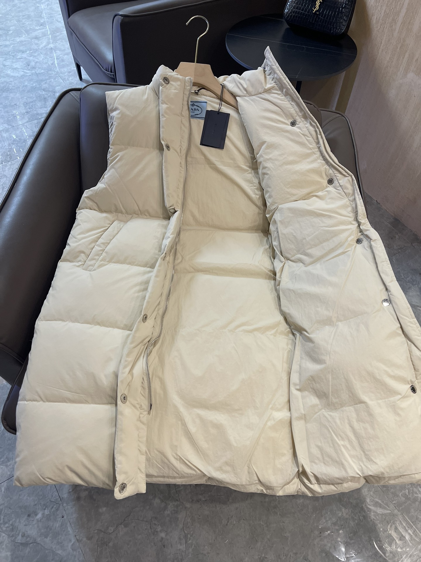 T9982#羽绒服特价‼️SM
Prada 立领 三角标 90% 白鹅绒 羽绒马甲 长款 米色 SM