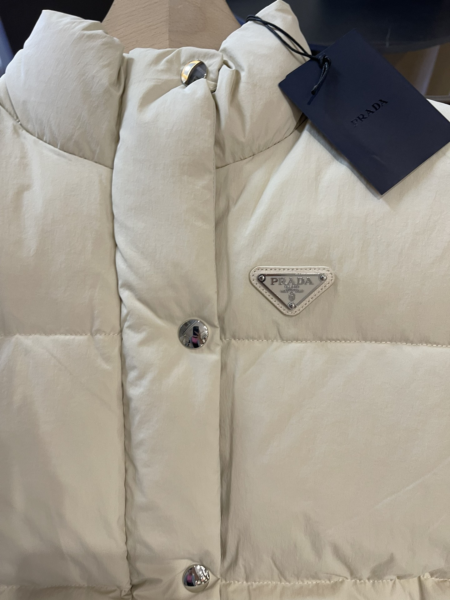 T9982#羽绒服特价‼️SM
Prada 立领 三角标 90% 白鹅绒 羽绒马甲 长款 米色 SM
