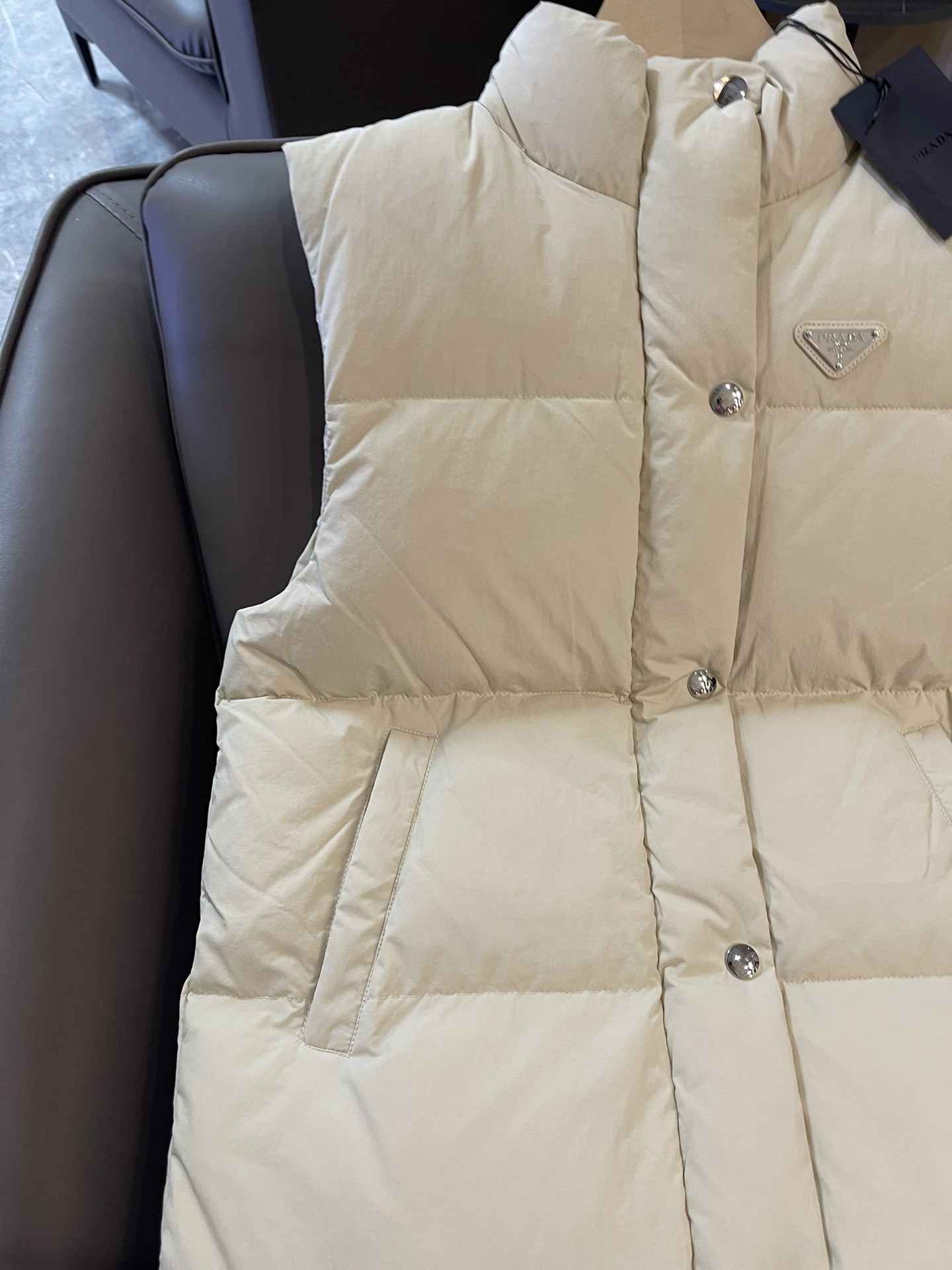 T9982#羽绒服特价‼️SM
Prada 立领 三角标 90% 白鹅绒 羽绒马甲 长款 米色 SM