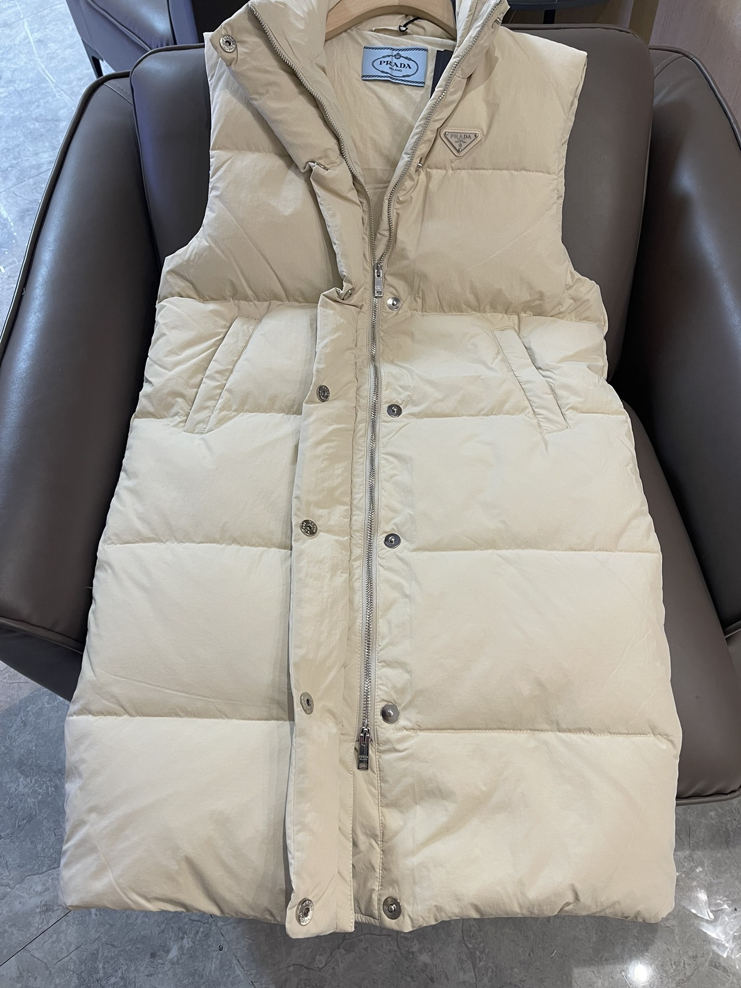 T9982#羽绒服特价‼️SM
Prada 立领 三角标 90% 白鹅绒 羽绒马甲 长款 米色 SM