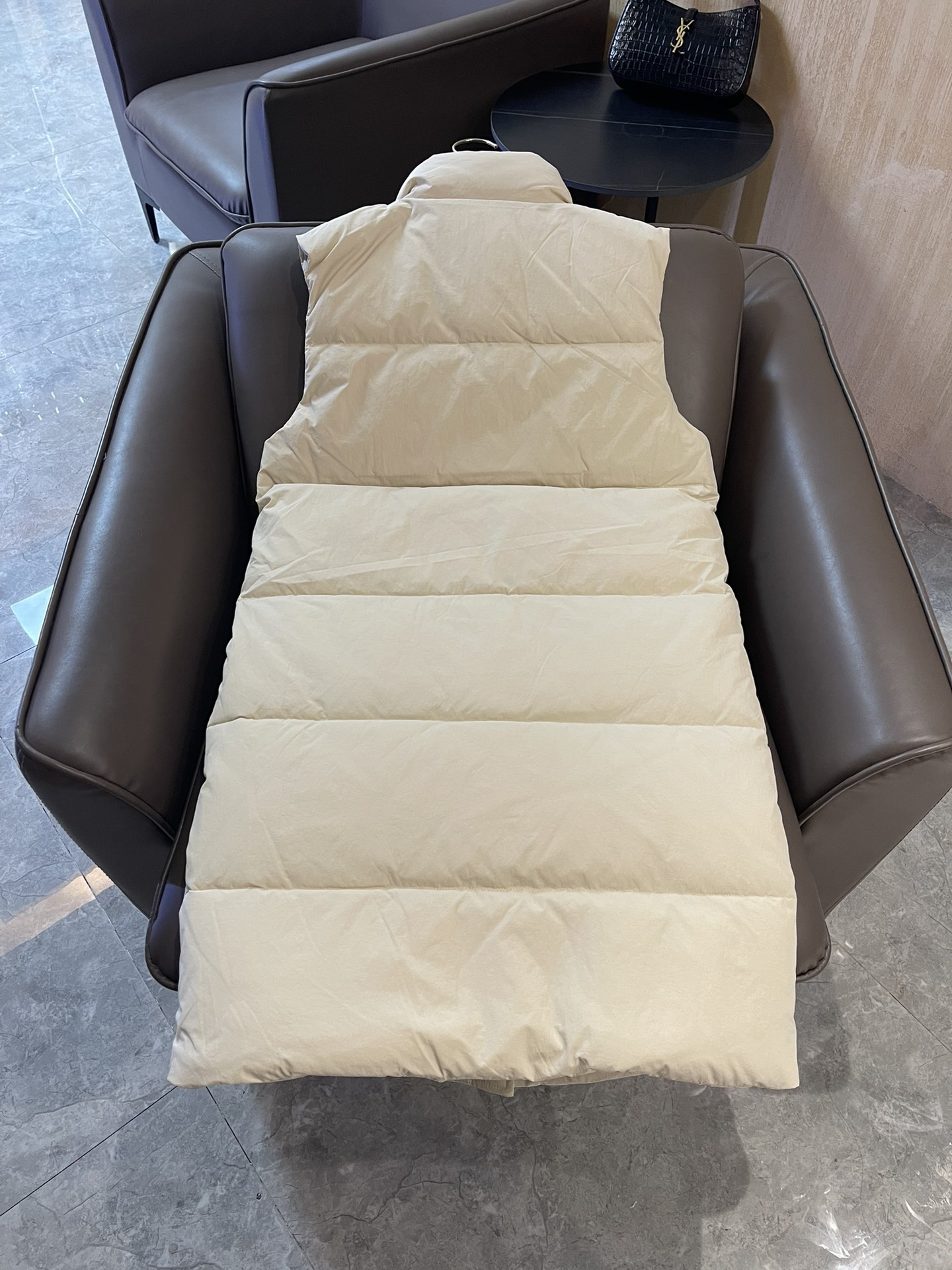 T9982#羽绒服特价‼️SM
Prada 立领 三角标 90% 白鹅绒 羽绒马甲 长款 米色 SM