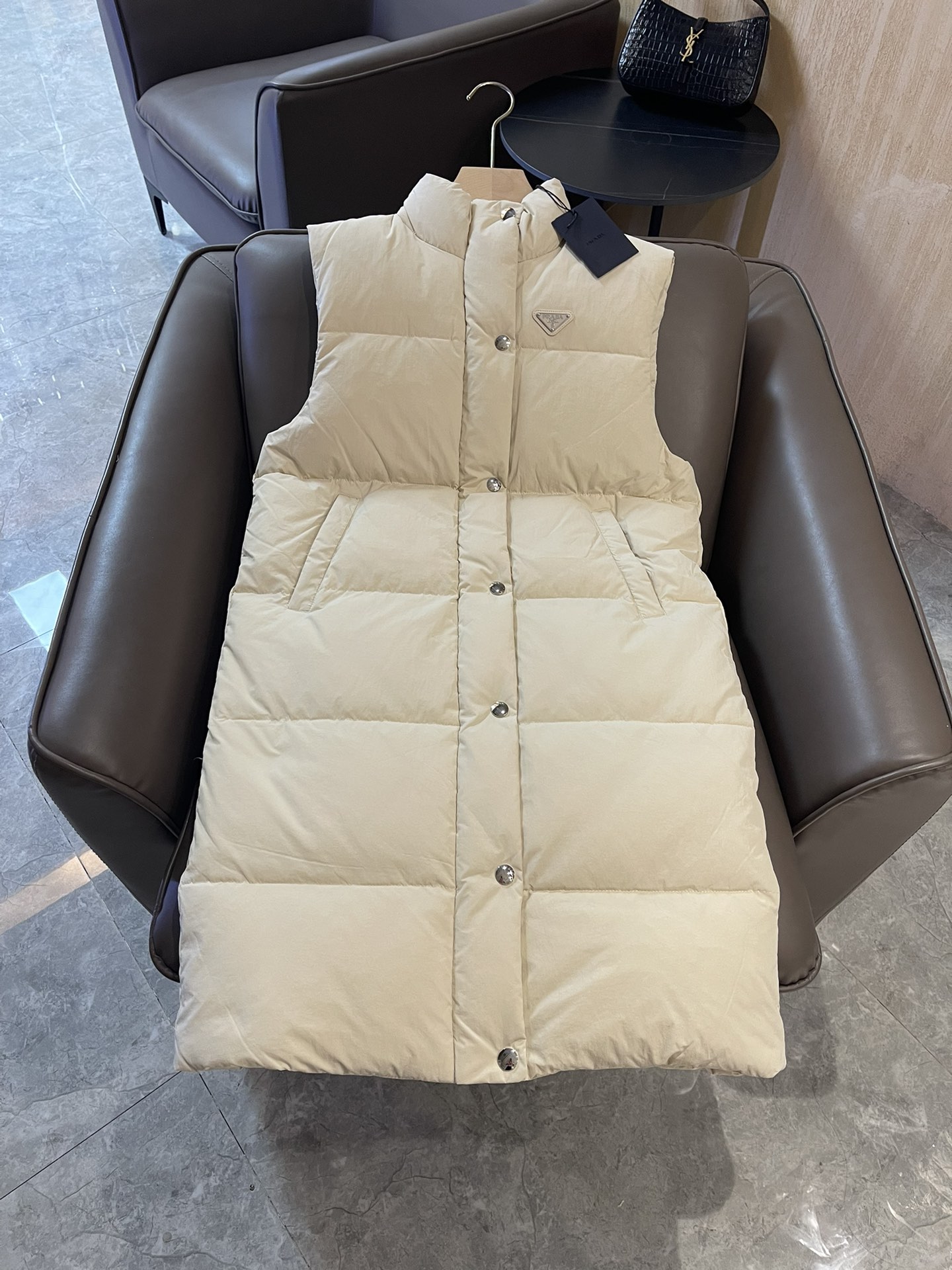 T9982#羽绒服特价‼️SM
Prada 立领 三角标 90% 白鹅绒 羽绒马甲 长款 米色 SM