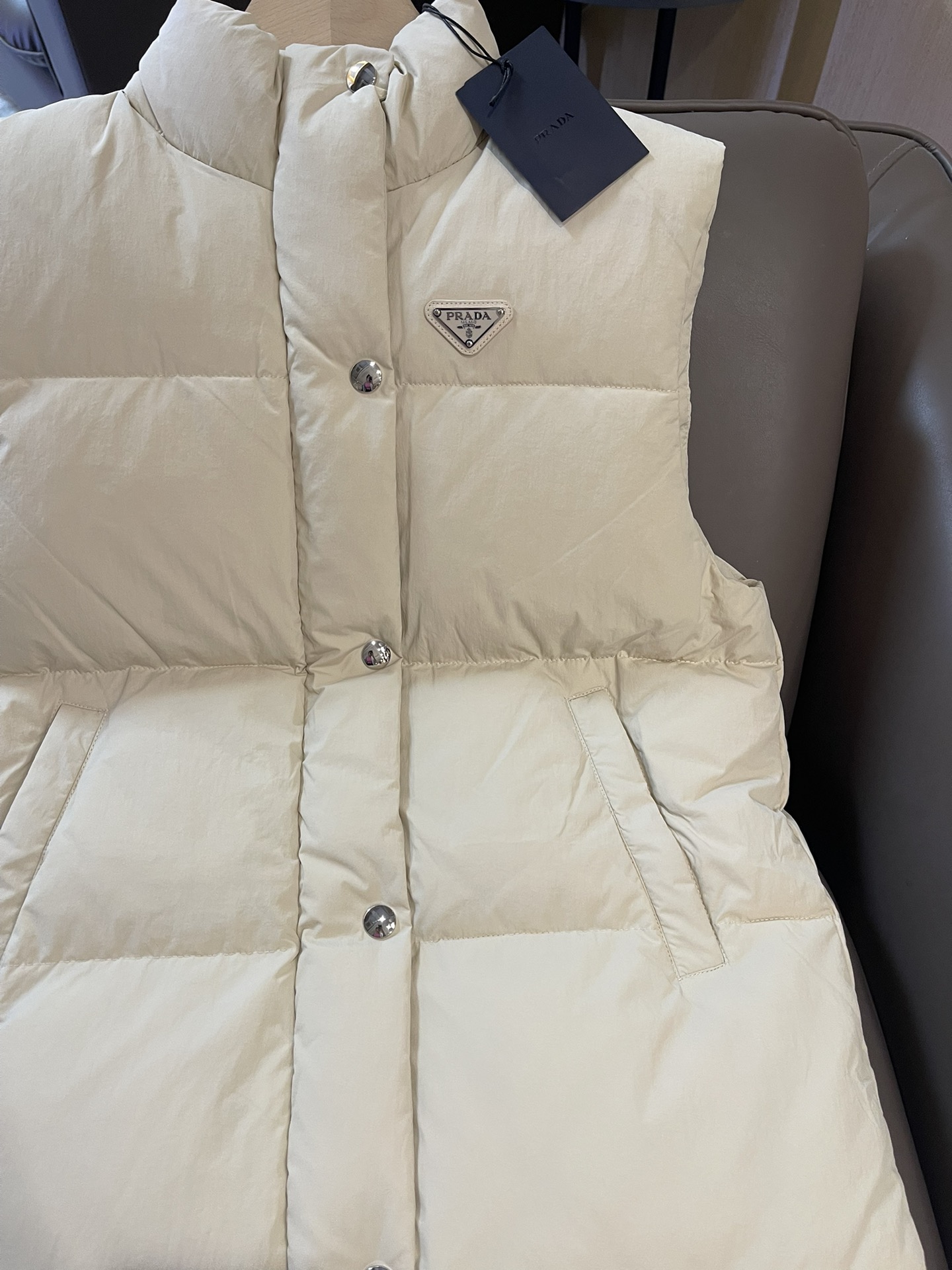 T9982#羽绒服特价‼️SM
Prada 立领 三角标 90% 白鹅绒 羽绒马甲 长款 米色 SM