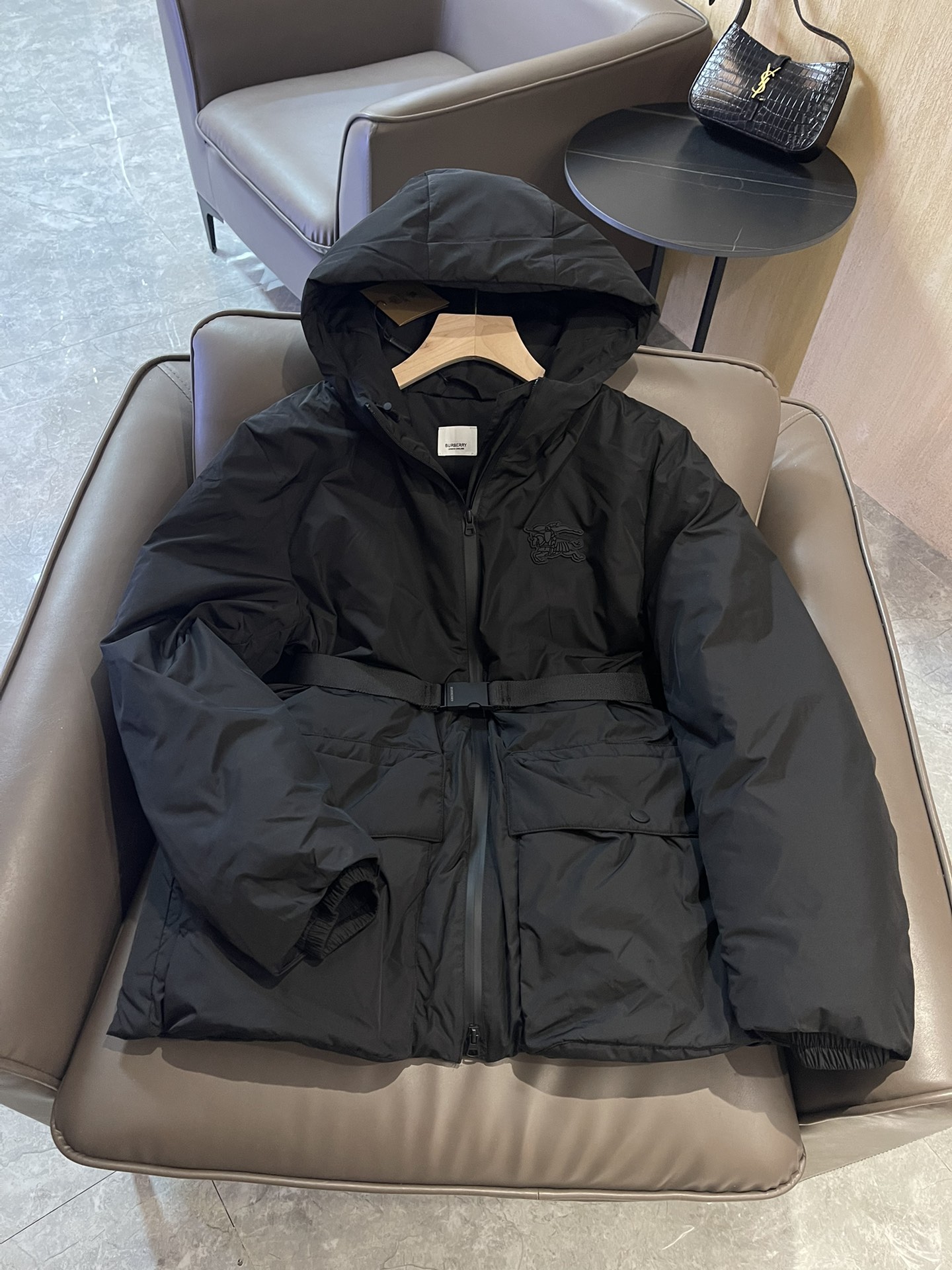 T9975#羽绒服特价‼️SM
Burberry 最新款 90% 鸭绒 配腰带 短款羽绒服 黑色 SM
