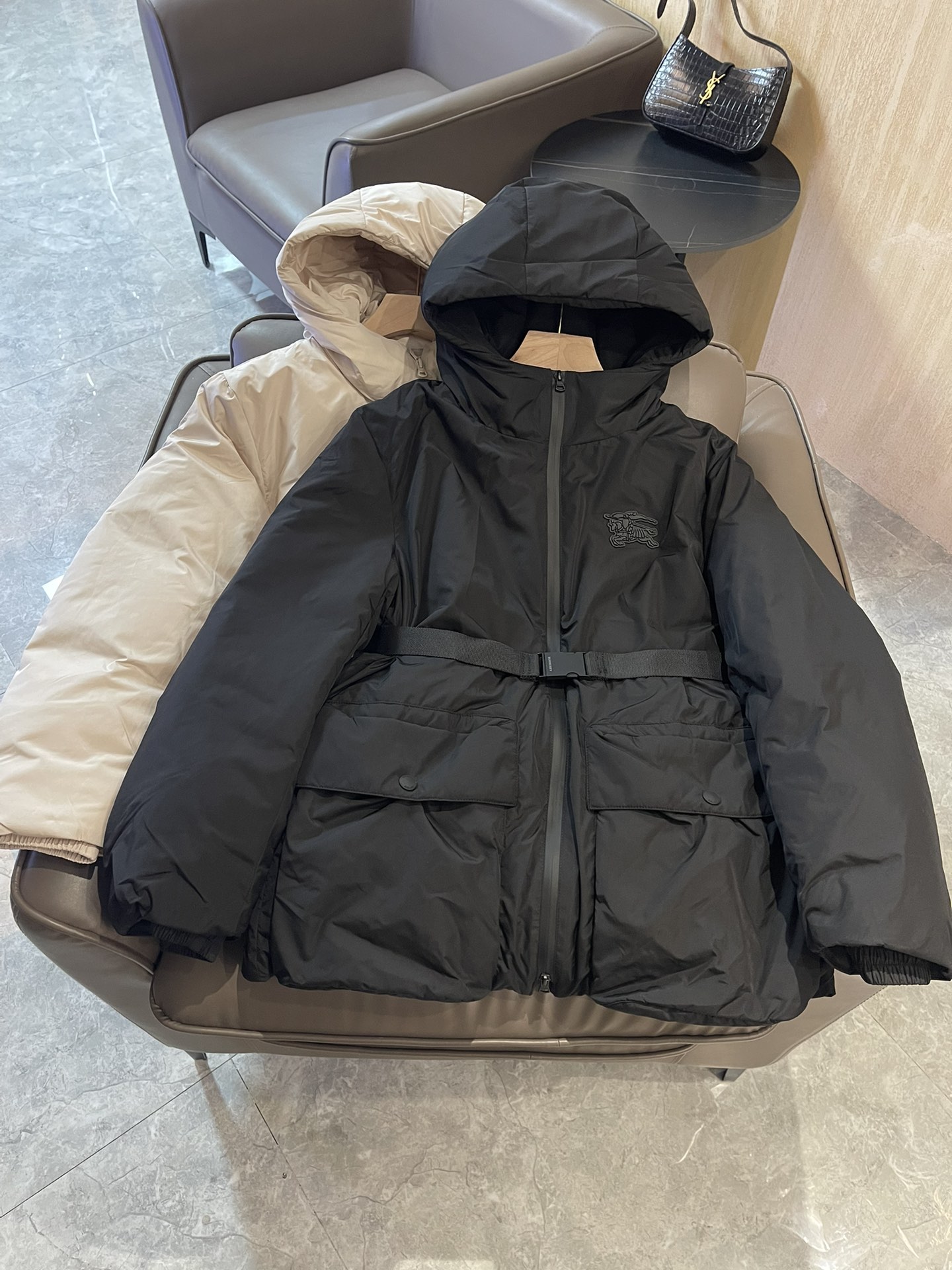 T9975#羽绒服特价‼️SM
Burberry 最新款 90% 鸭绒 配腰带 短款羽绒服 黑色 SM