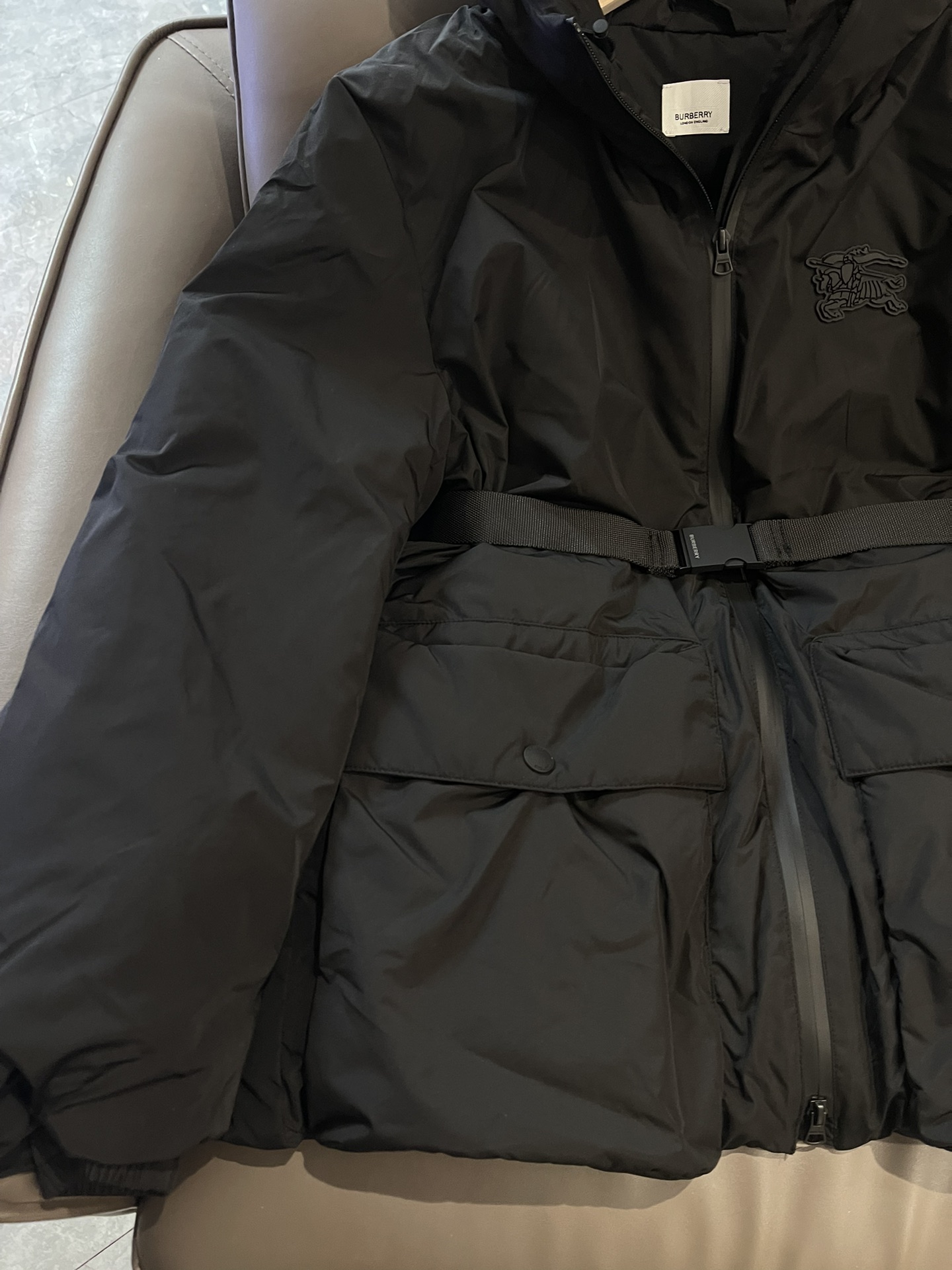 T9975#羽绒服特价‼️SM
Burberry 最新款 90% 鸭绒 配腰带 短款羽绒服 黑色 SM