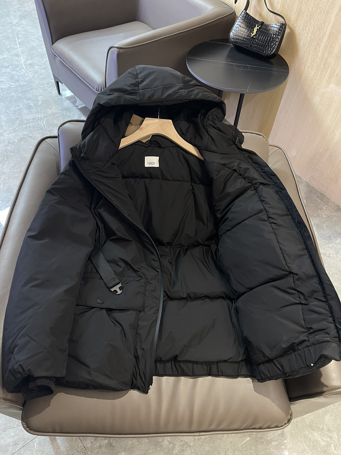 T9975#羽绒服特价‼️SM
Burberry 最新款 90% 鸭绒 配腰带 短款羽绒服 黑色 SM