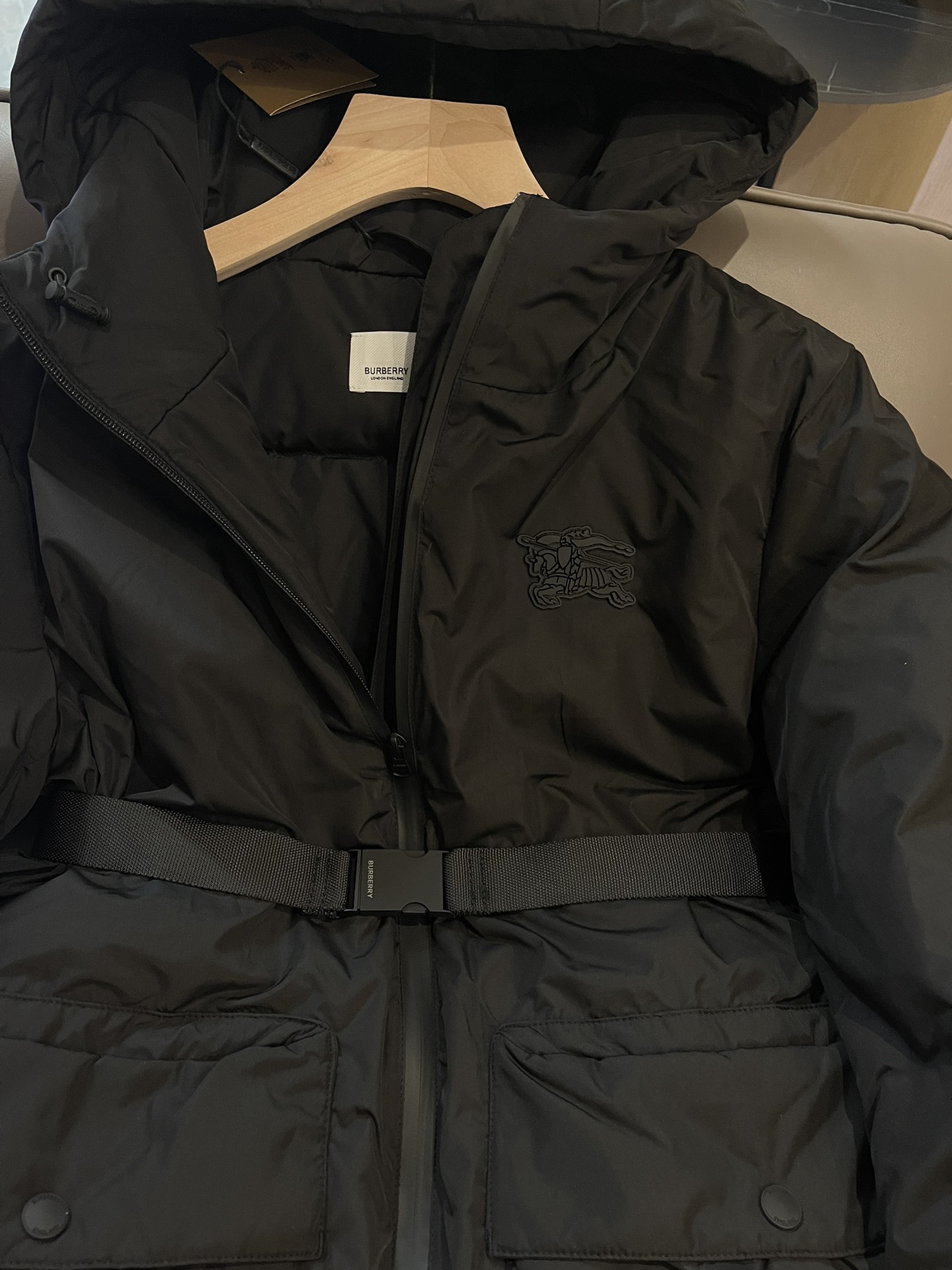 T9975#羽绒服特价‼️SM
Burberry 最新款 90% 鸭绒 配腰带 短款羽绒服 黑色 SM