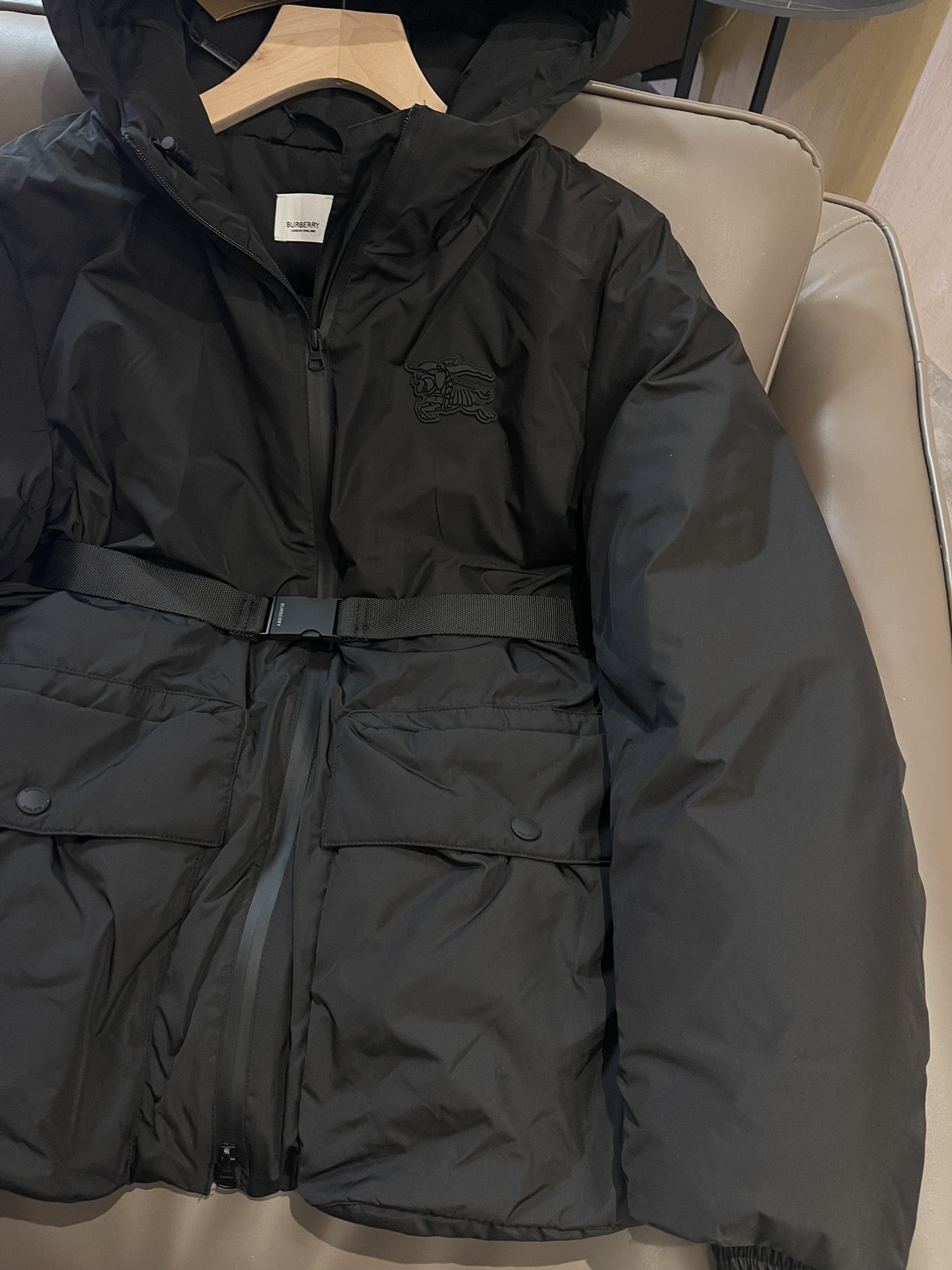 T9975#羽绒服特价‼️SM
Burberry 最新款 90% 鸭绒 配腰带 短款羽绒服 黑色 SM
