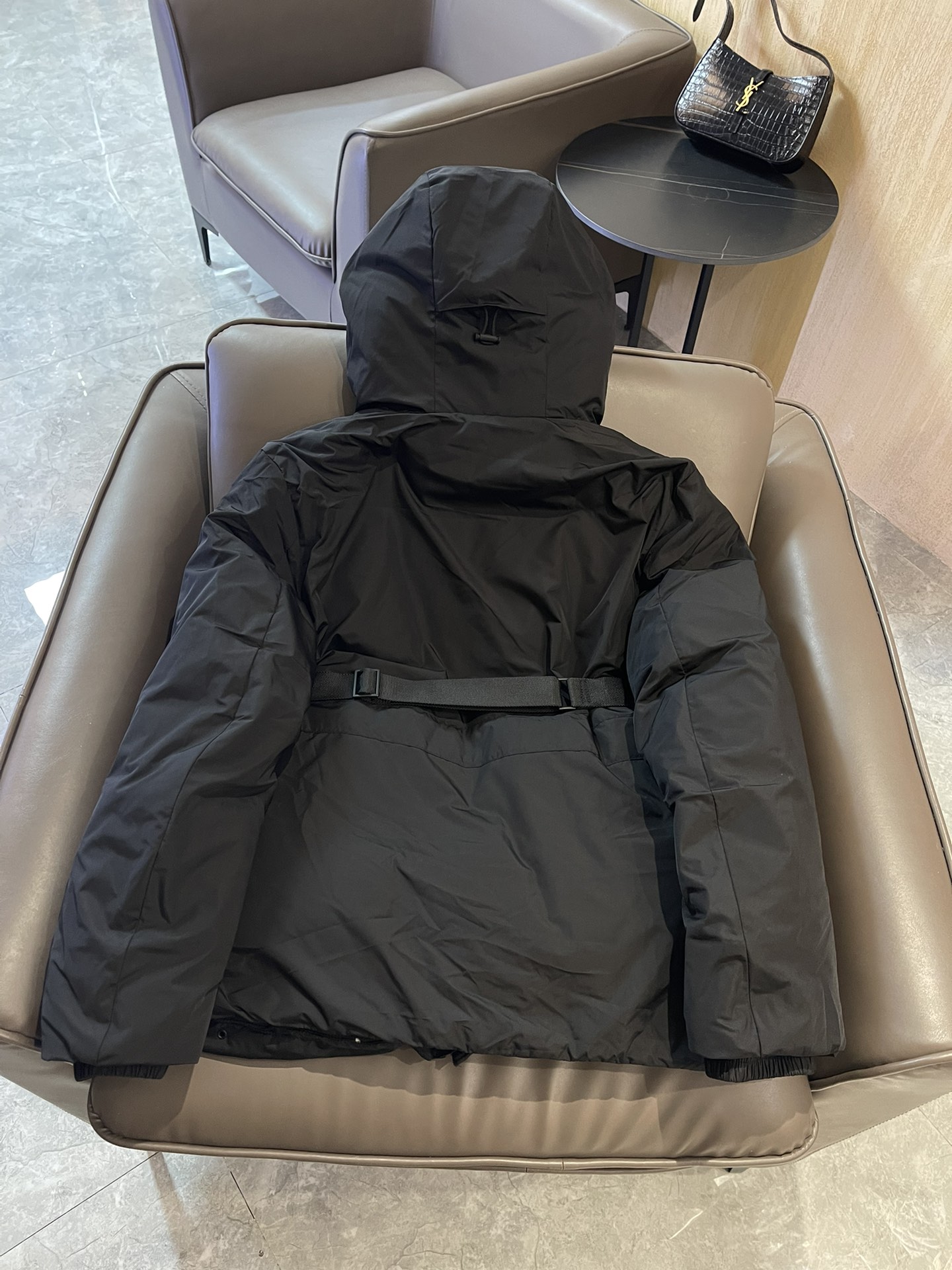 T9975#羽绒服特价‼️SM
Burberry 最新款 90% 鸭绒 配腰带 短款羽绒服 黑色 SM