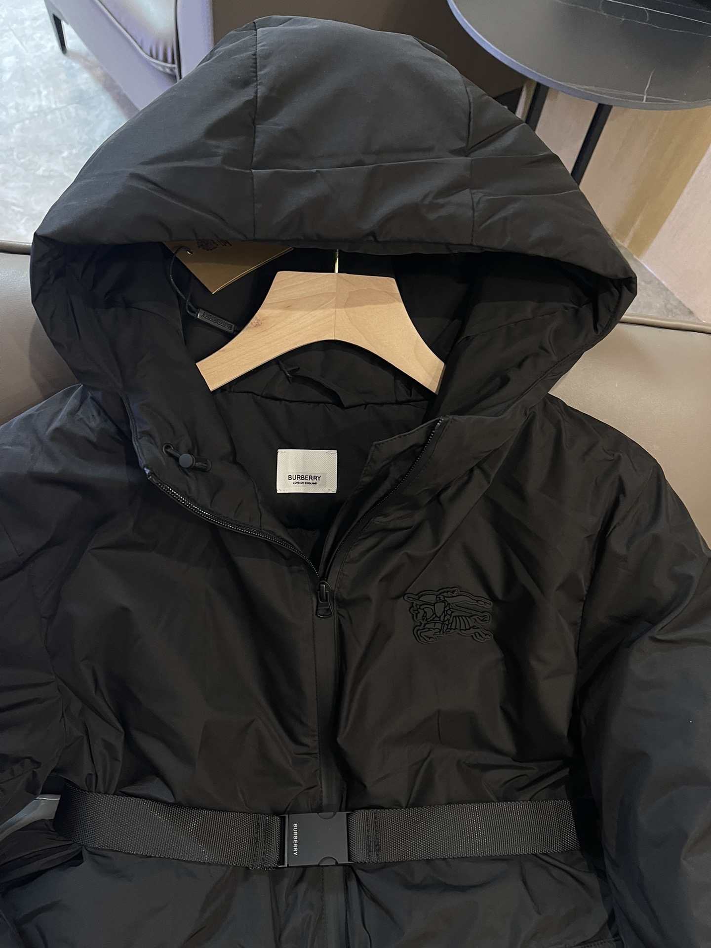 T9975#羽绒服特价‼️SM
Burberry 最新款 90% 鸭绒 配腰带 短款羽绒服 黑色 SM