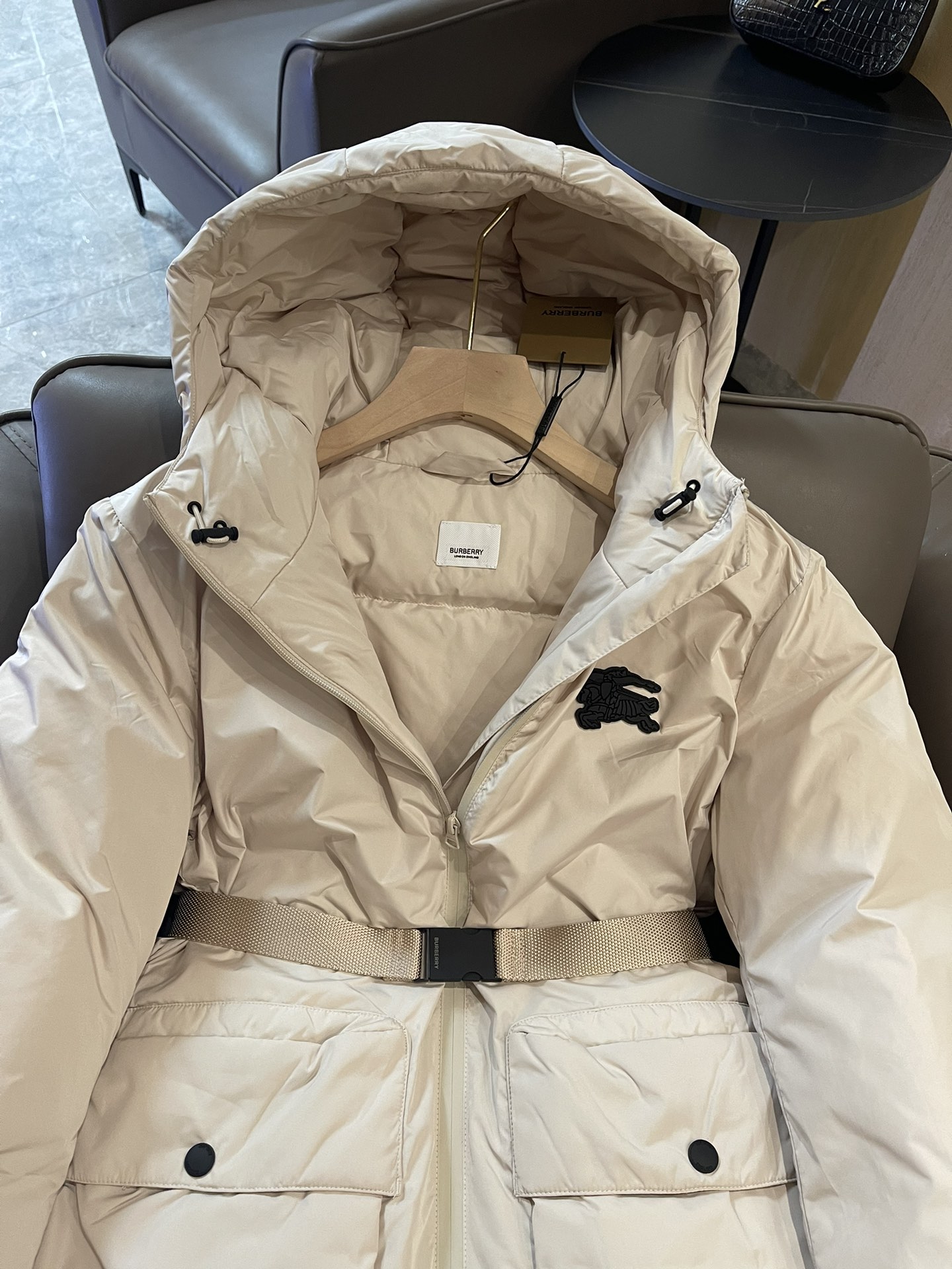 T9975#羽绒服特价‼️
Burberry 最新款 90% 鸭绒 配腰带 短款羽绒服 米色 SML