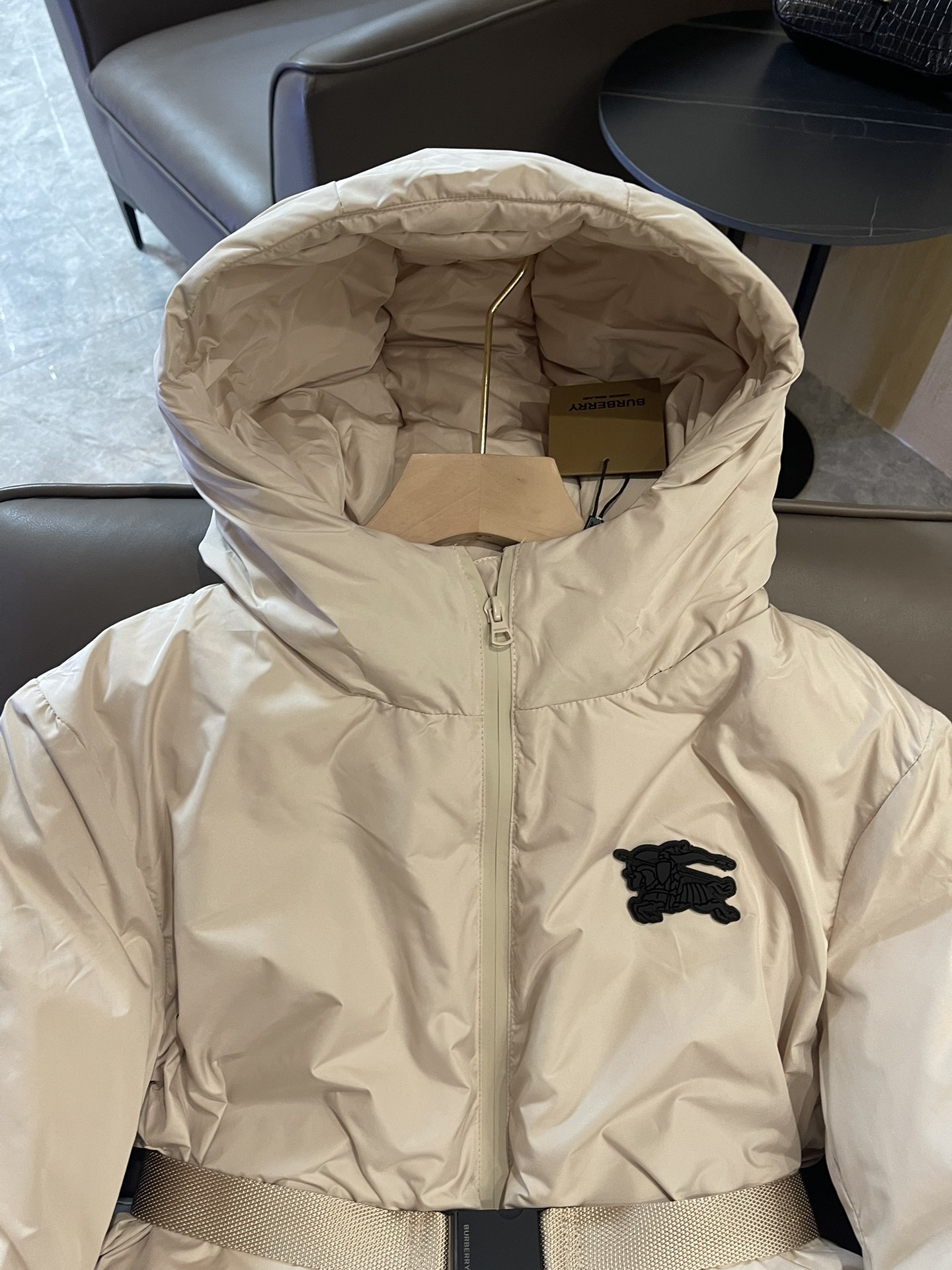 T9975#羽绒服特价‼️
Burberry 最新款 90% 鸭绒 配腰带 短款羽绒服 米色 SML